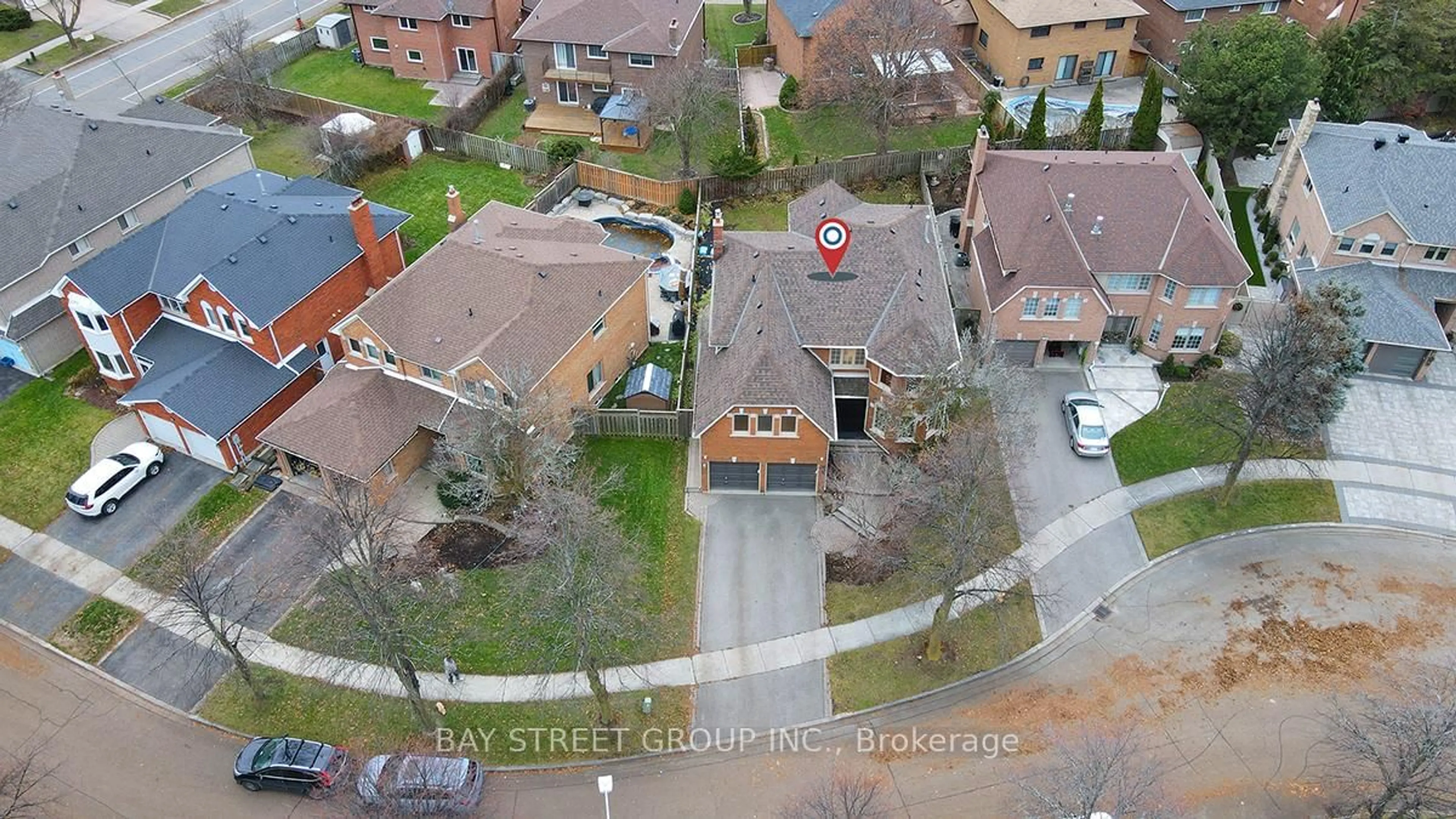 A pic from outside/outdoor area/front of a property/back of a property/a pic from drone, street for 8 Mooreland Crt, Markham Ontario L3P 7P8