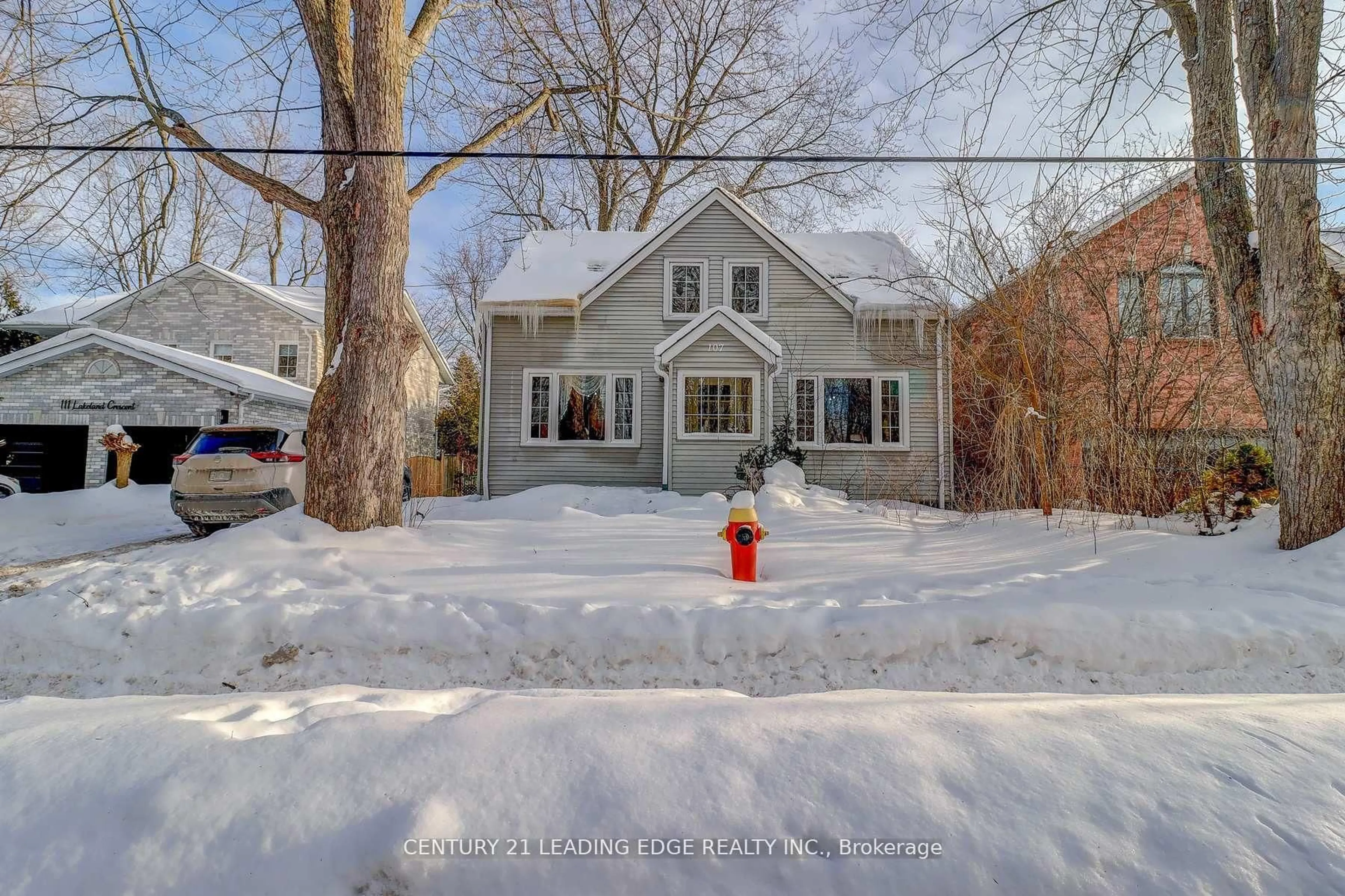 A pic from outside/outdoor area/front of a property/back of a property/a pic from drone, street for 107 Lakeland Cres, Richmond Hill Ontario L4E 3A1