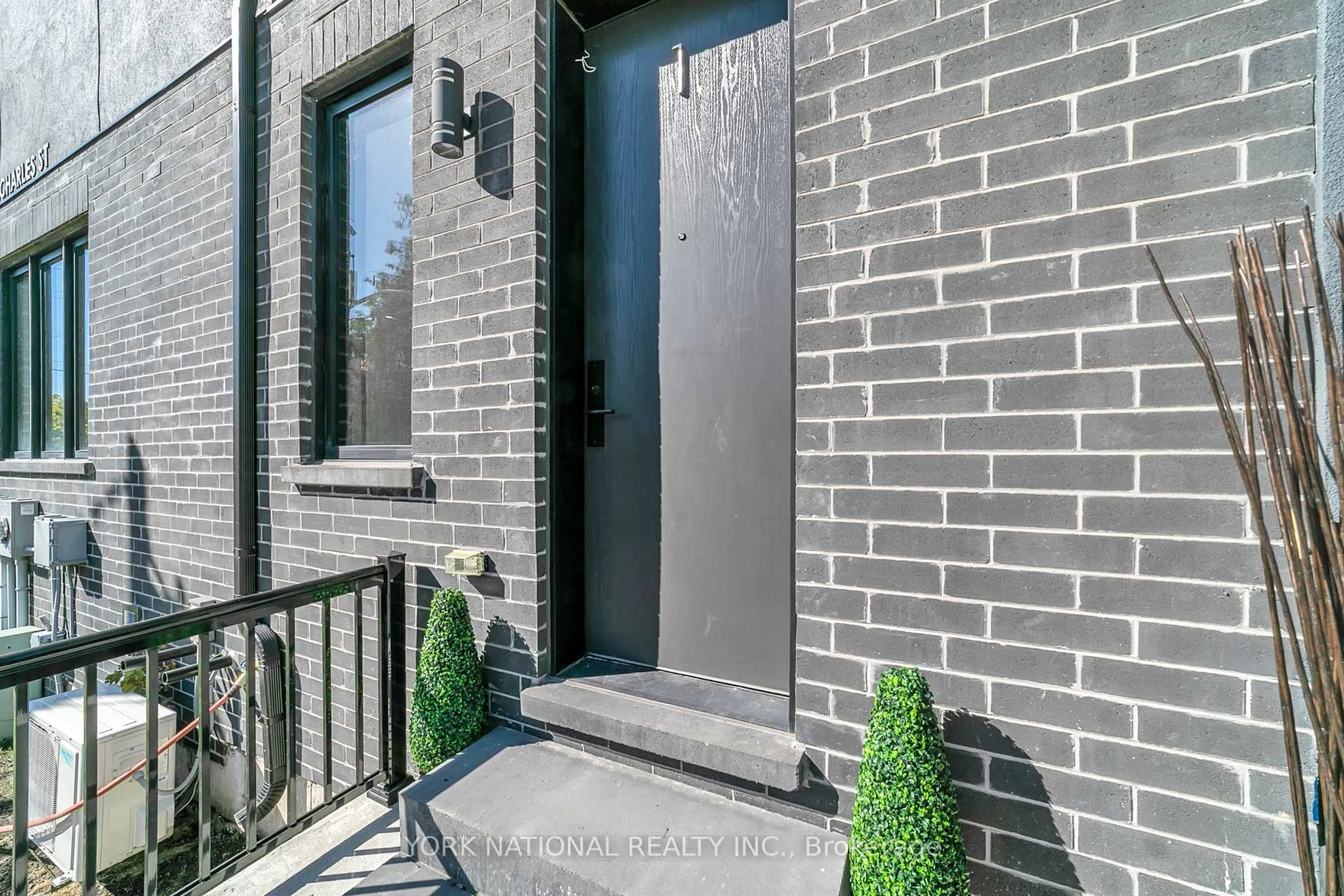 Home with brick exterior material, street for 59 Charles St #1, Newmarket Ontario L3Y 3V7