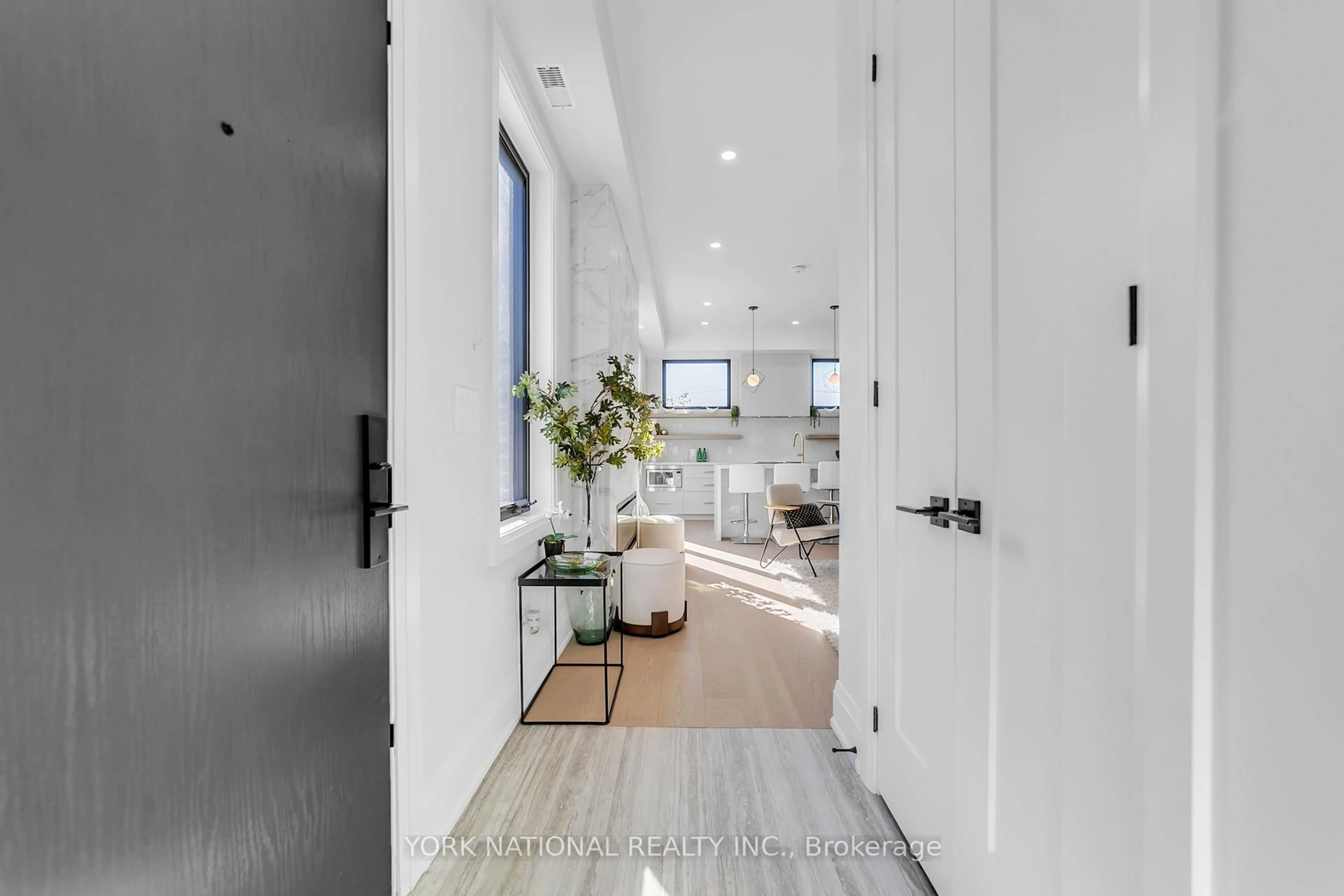 Indoor entryway for 59 Charles St #1, Newmarket Ontario L3Y 3V7