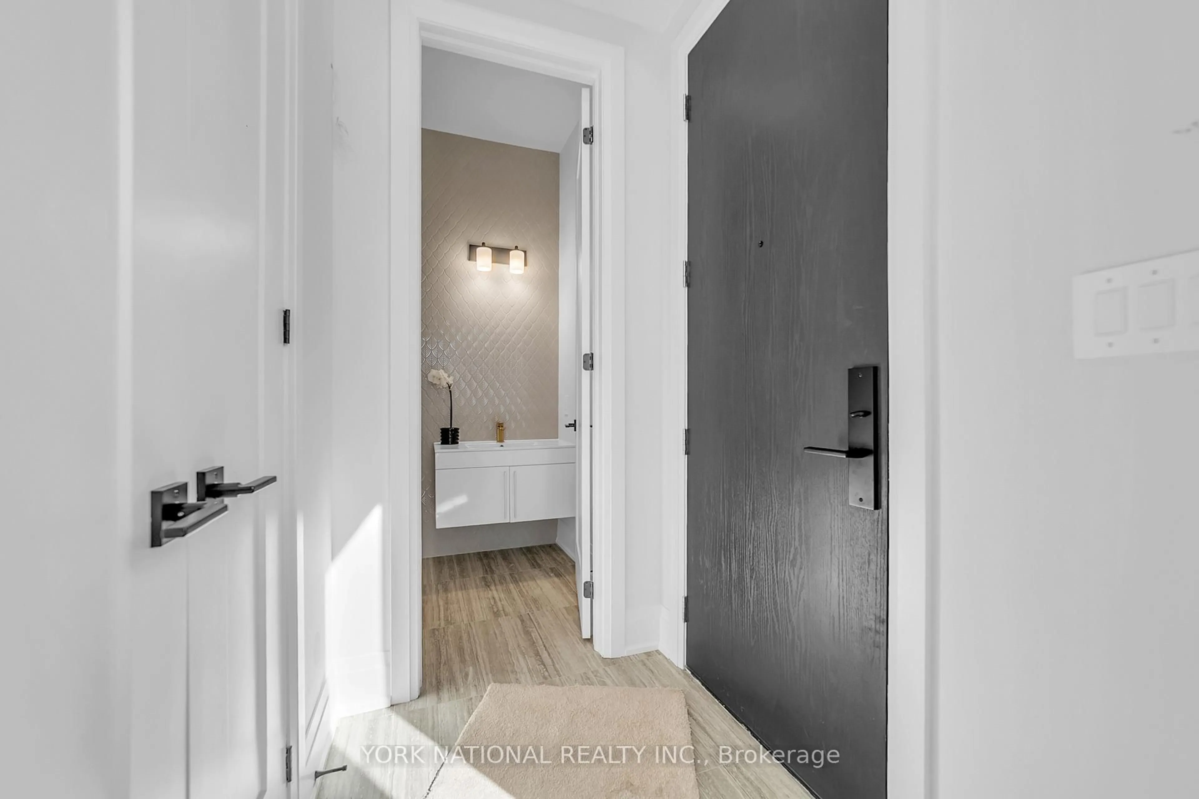 Indoor entryway for 59 Charles St #1, Newmarket Ontario L3Y 3V7