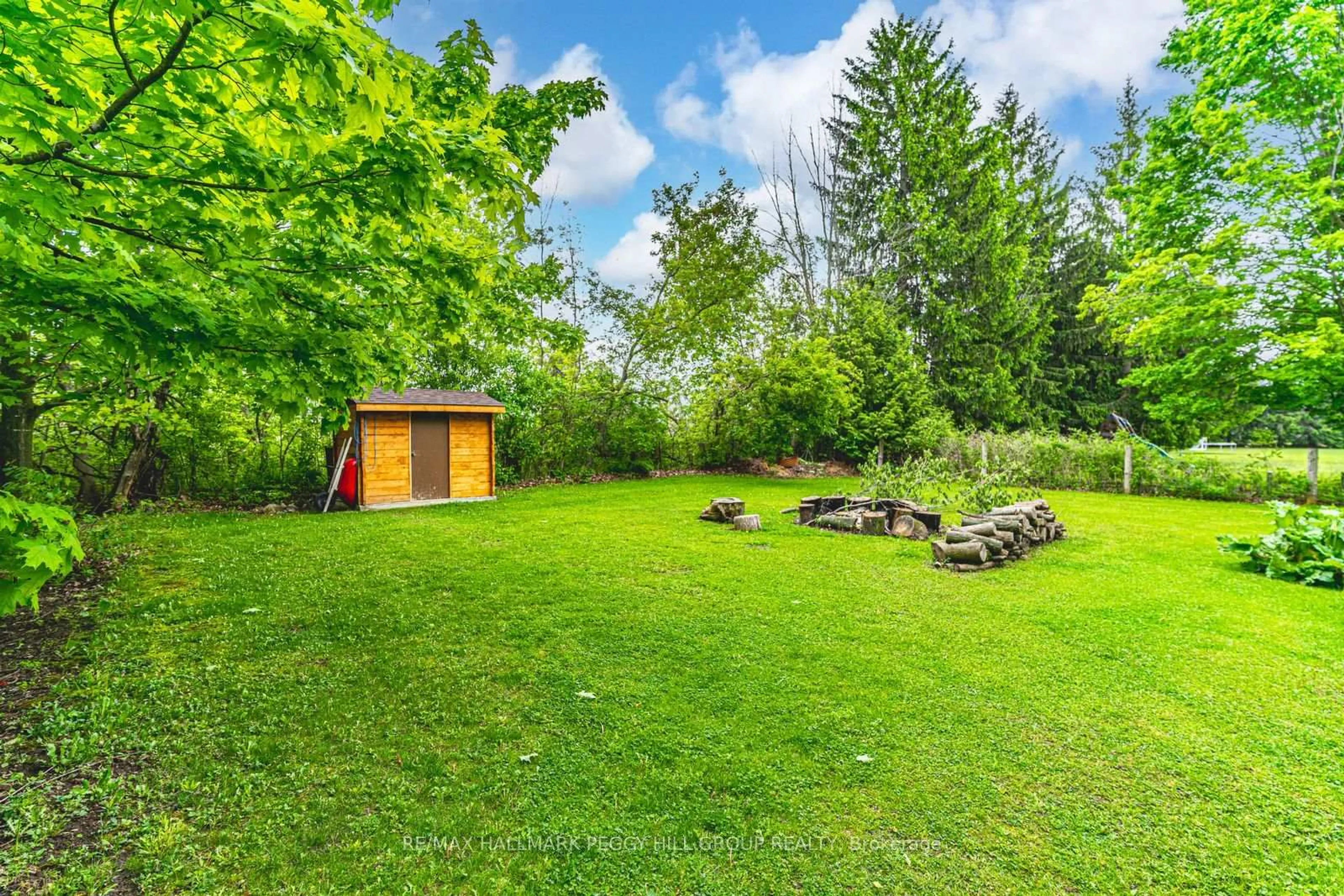 Patio, forest/trees view for 5853 Yonge St, Innisfil Ontario L0L 1K0