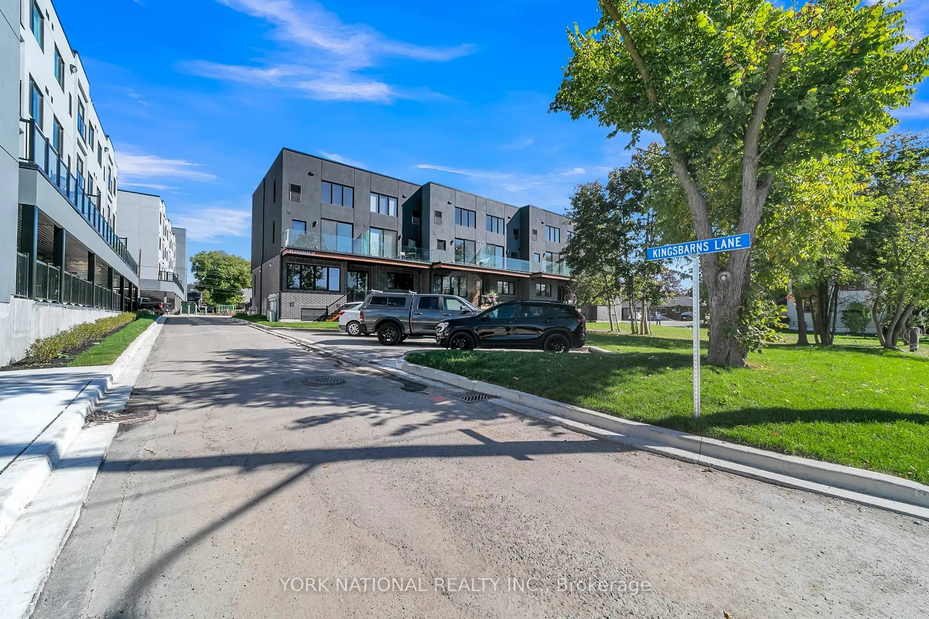 A pic from outside/outdoor area/front of a property/back of a property/a pic from drone, street for 59 Charles St #8, Newmarket Ontario L3Y 3V7