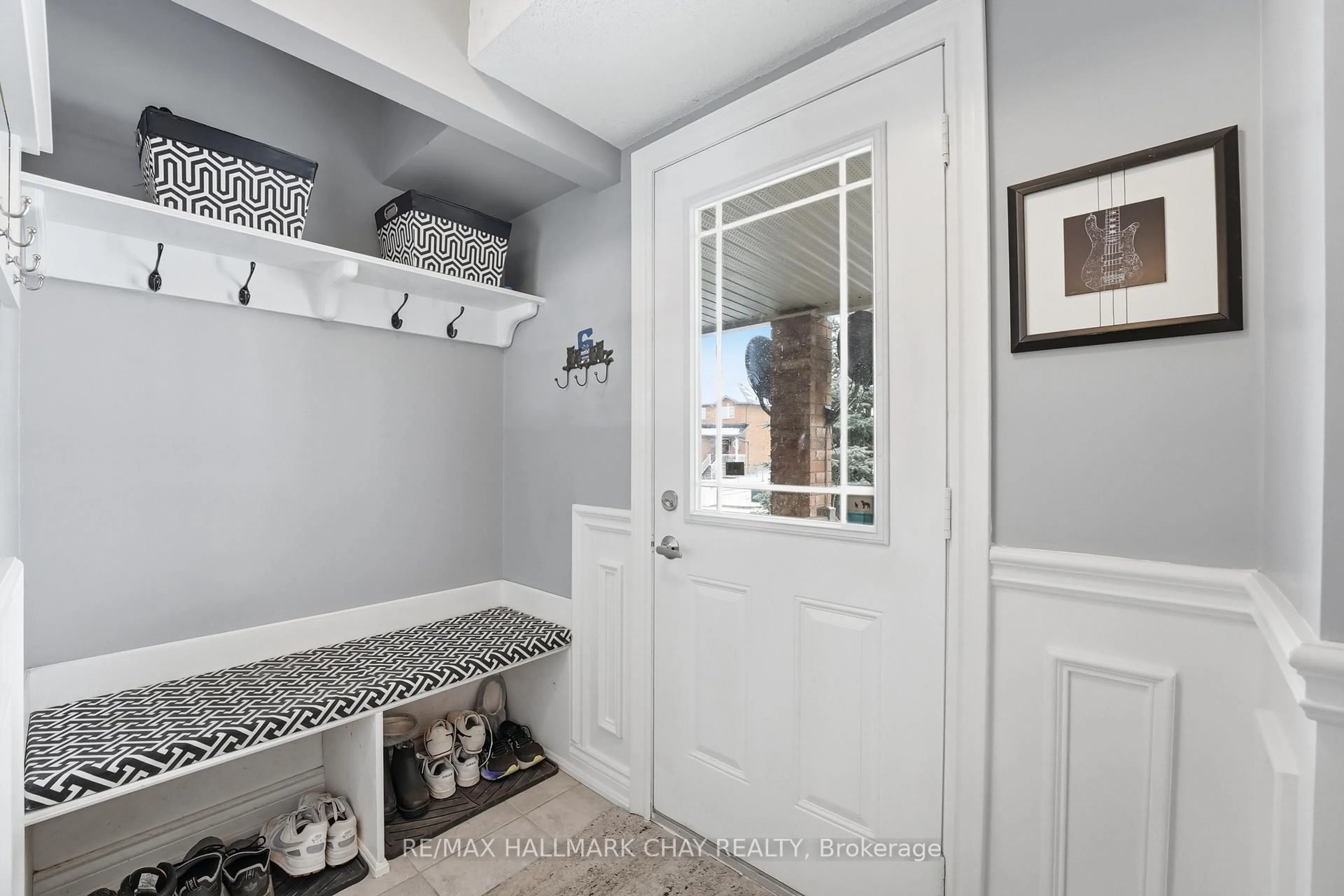 Indoor entryway for 1280 Coleman Cres, Innisfil Ontario L9S 0G6