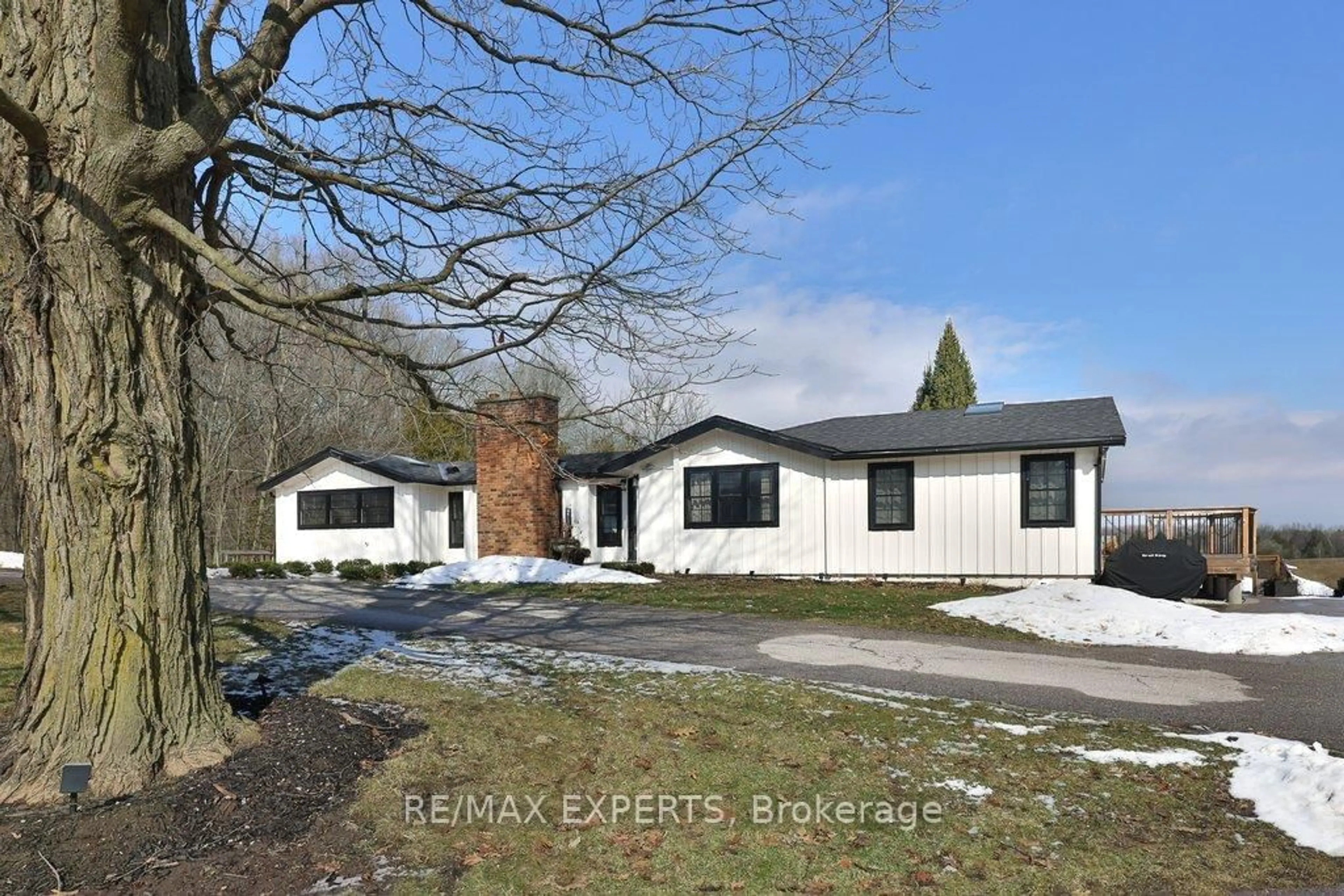 A pic from outside/outdoor area/front of a property/back of a property/a pic from drone, street for 5502 16th Sdrd, King Ontario L0G 1T0