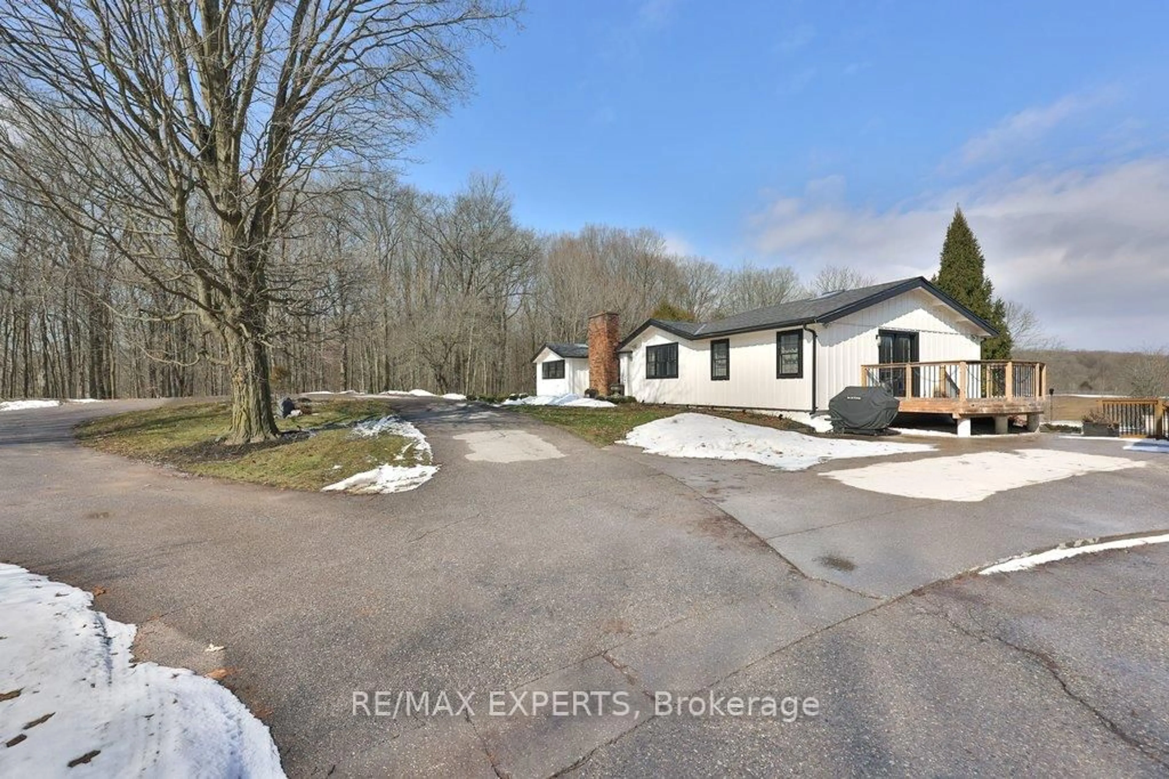 A pic from outside/outdoor area/front of a property/back of a property/a pic from drone, street for 5502 16th Sdrd, King Ontario L0G 1T0