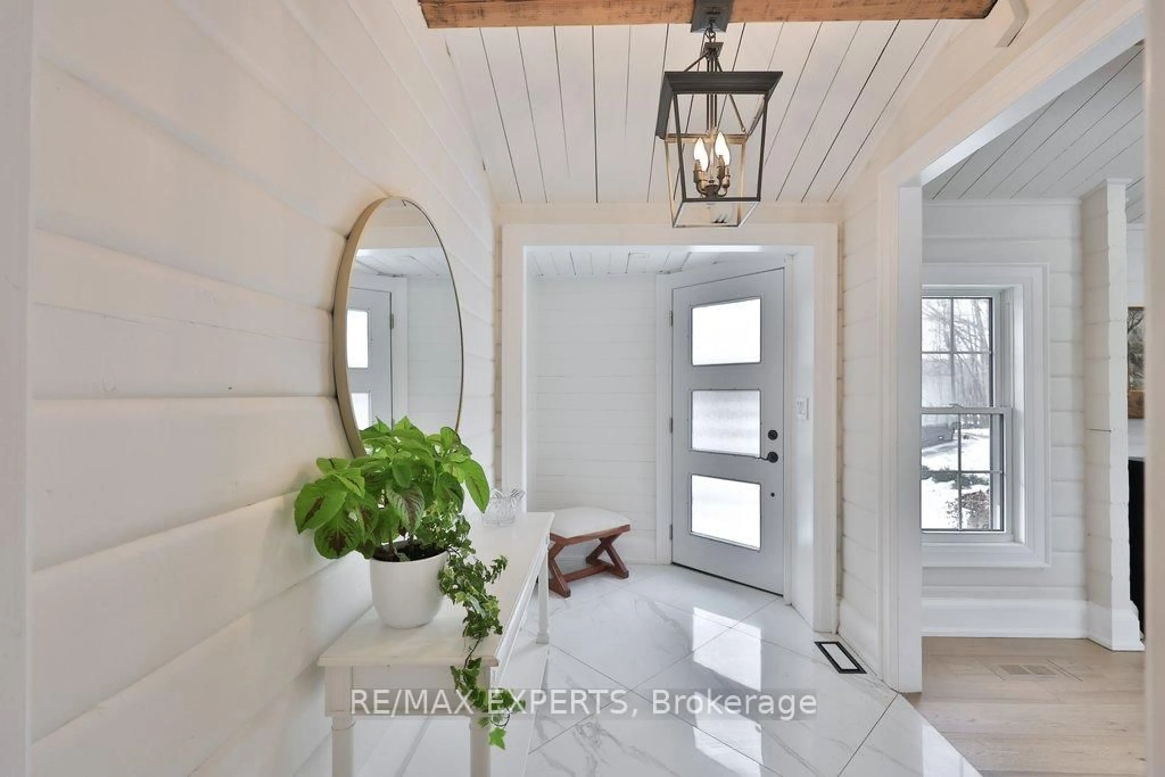 Indoor entryway for 5502 16th Sdrd, King Ontario L0G 1T0