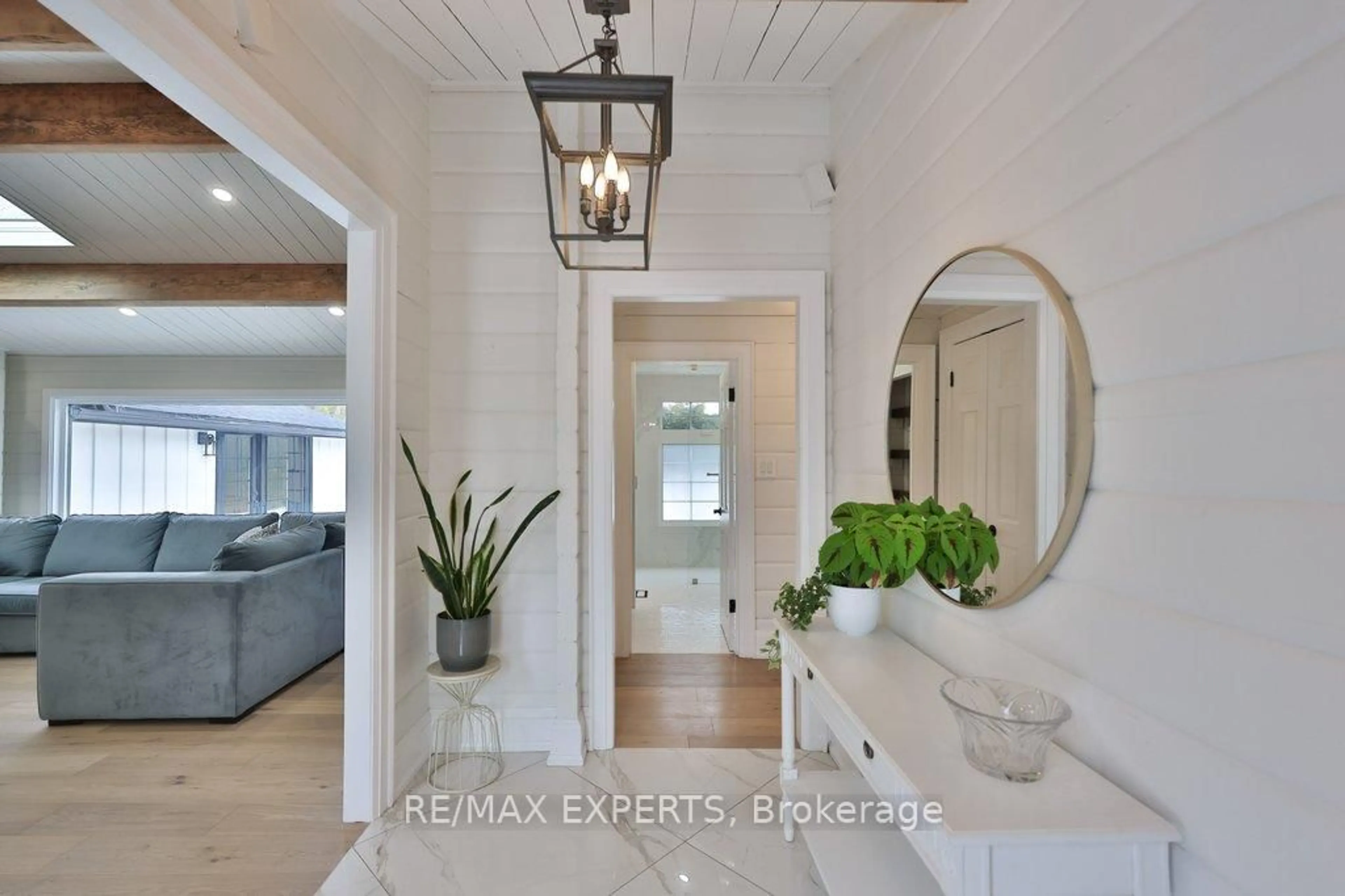 Indoor entryway for 5502 16th Sdrd, King Ontario L0G 1T0