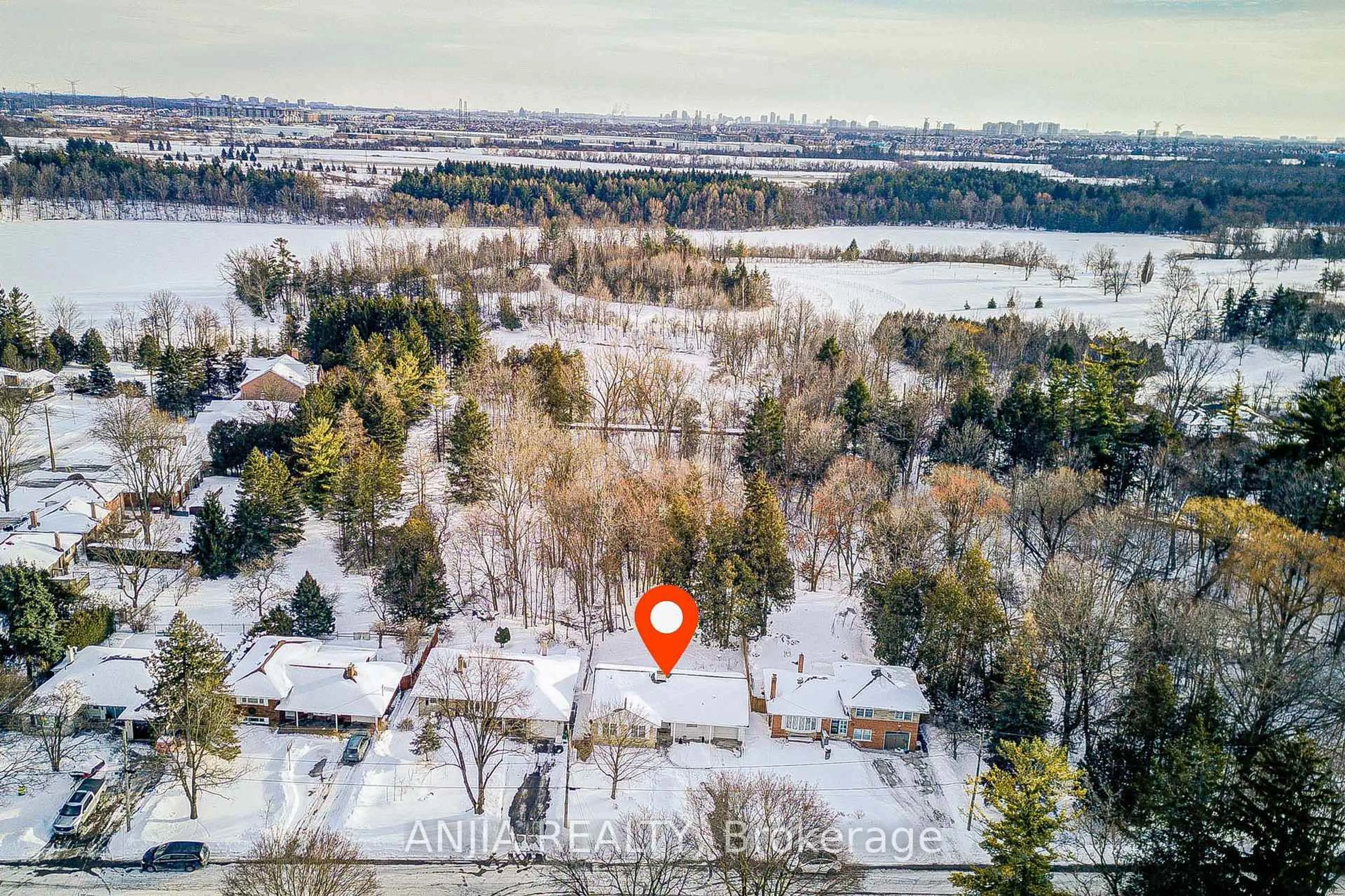 A pic from outside/outdoor area/front of a property/back of a property/a pic from drone, unknown for 11 Drakefield Rd, Markham Ontario L3P 1G6