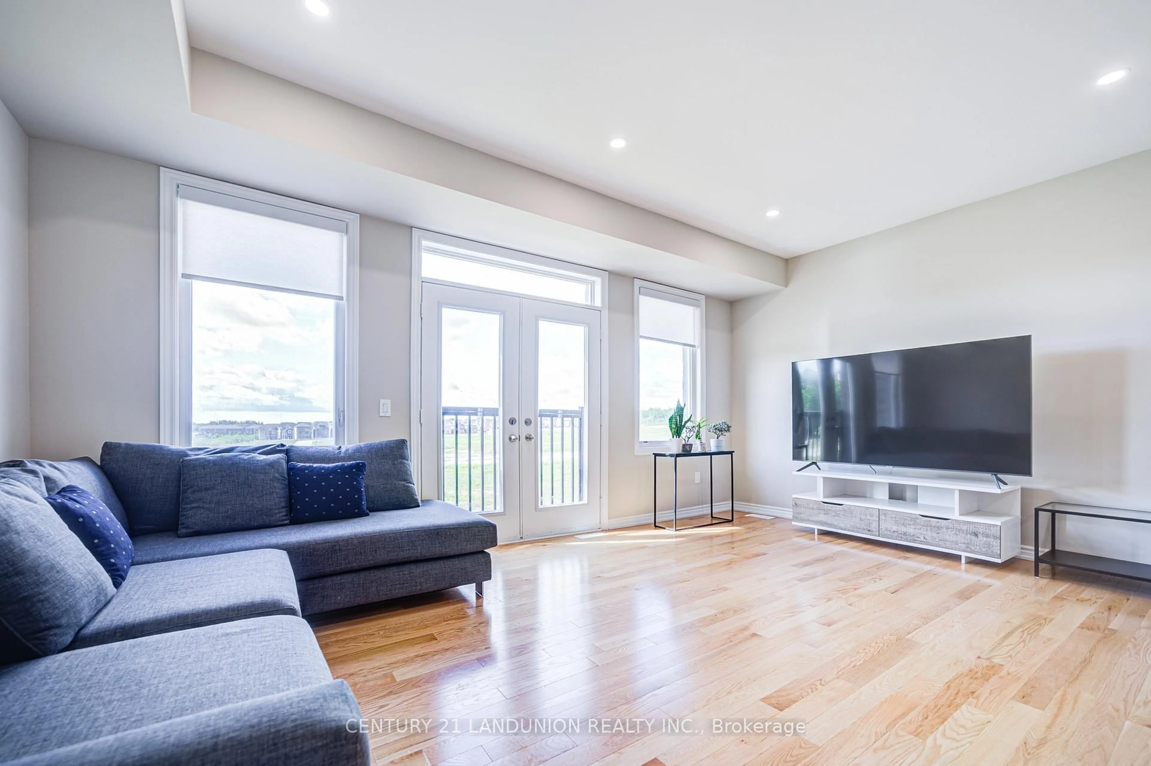 Living room with furniture, wood/laminate floor for 65 Puisaya Dr, Richmond Hill Ontario L4E 1L2