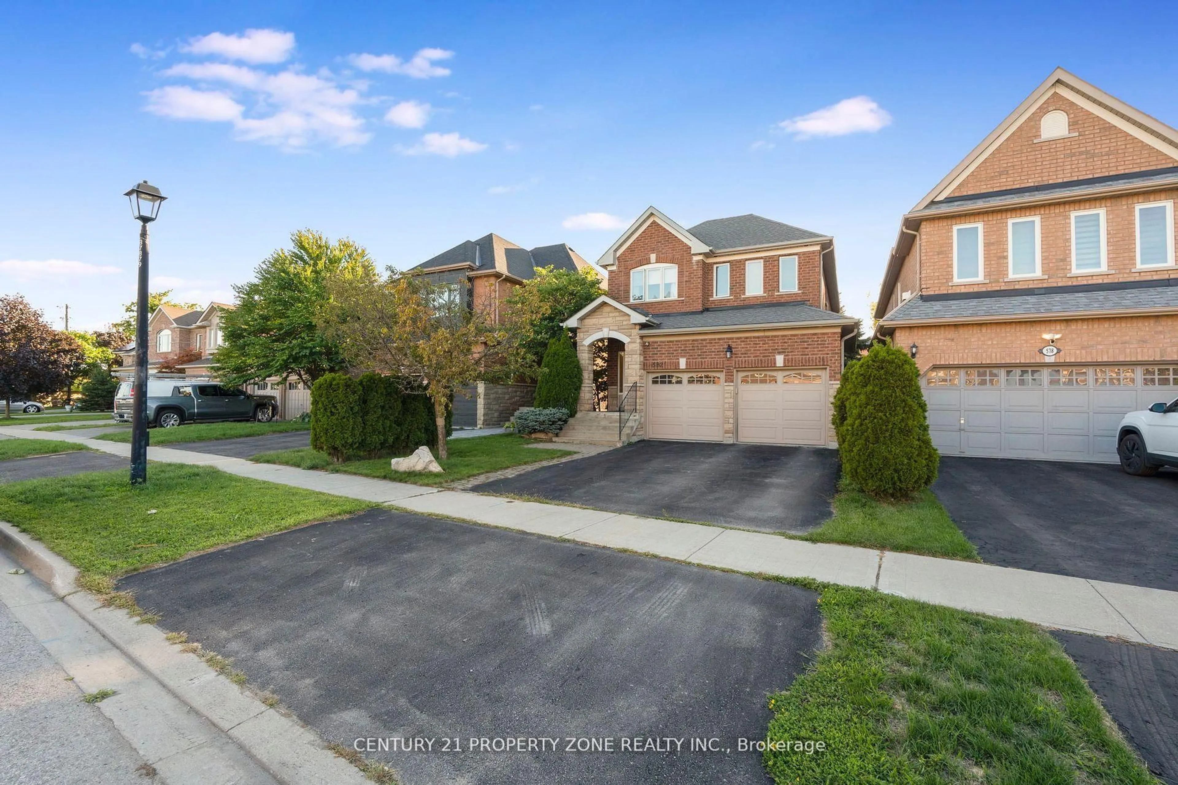 A pic from outside/outdoor area/front of a property/back of a property/a pic from drone, street for 582 Plantation Gate, Newmarket Ontario L3X 2C2