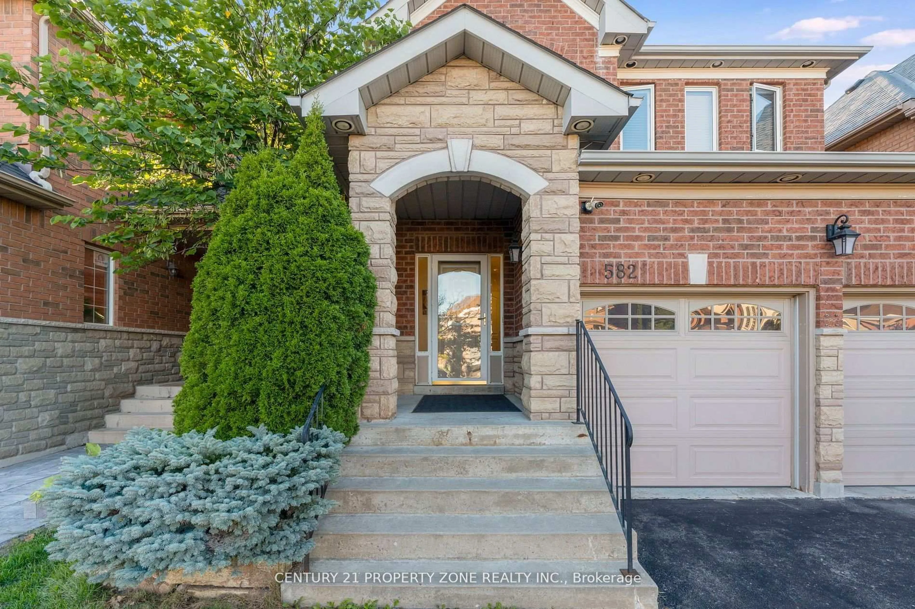 Home with brick exterior material, street for 582 Plantation Gate, Newmarket Ontario L3X 2C2
