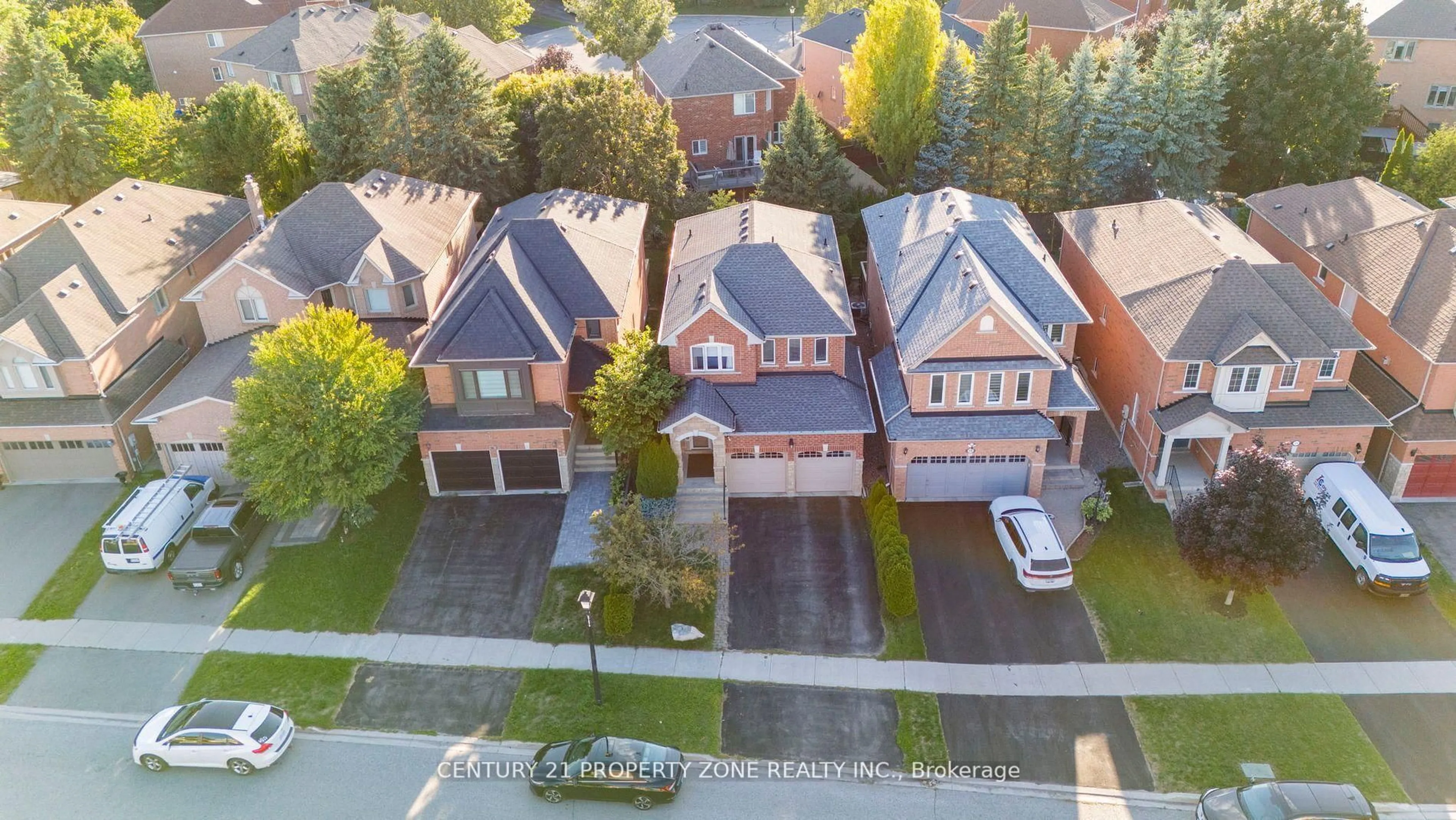 A pic from outside/outdoor area/front of a property/back of a property/a pic from drone, street for 582 Plantation Gate, Newmarket Ontario L3X 2C2