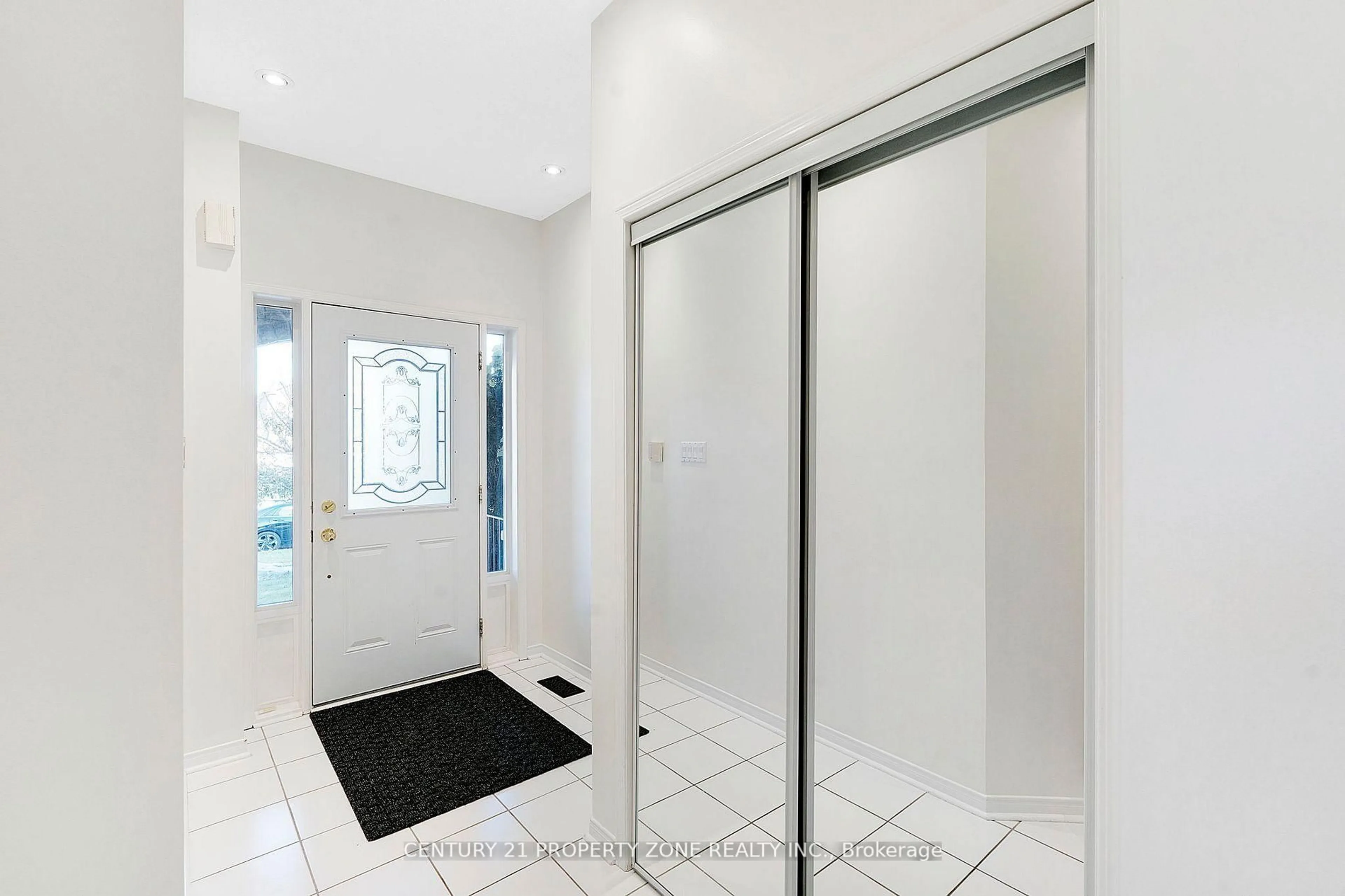 Indoor foyer for 582 Plantation Gate, Newmarket Ontario L3X 2C2
