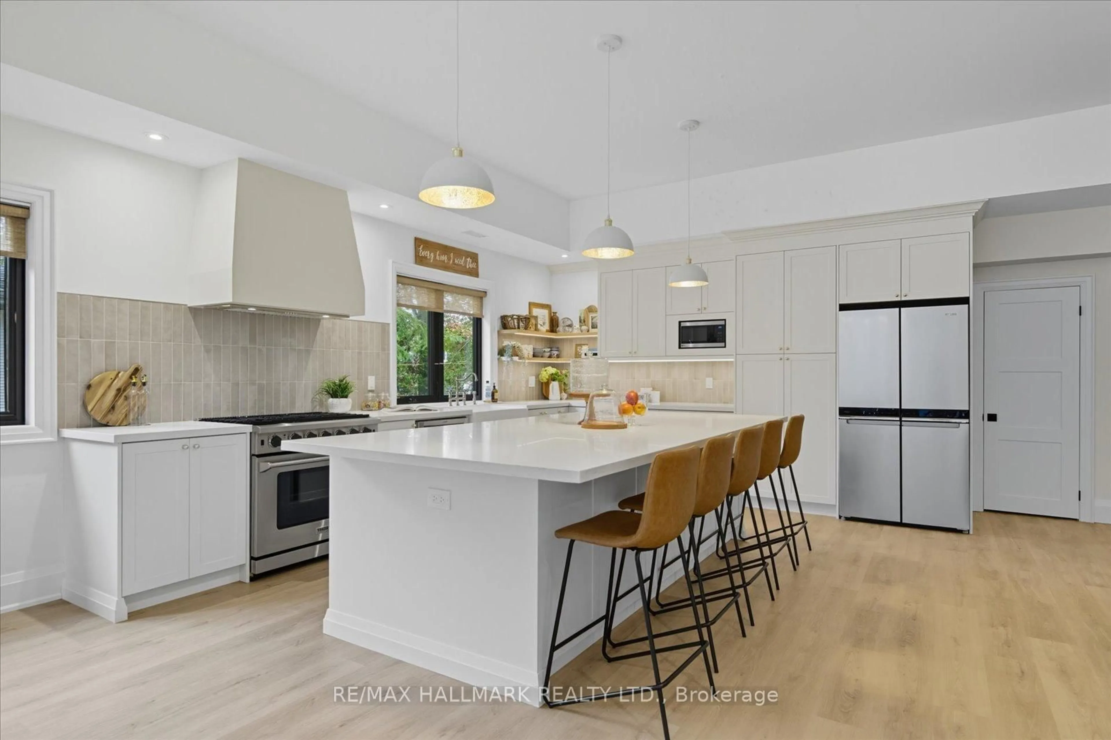 Open concept kitchen, ceramic/tile floor for 17 Mill St, East Gwillimbury Ontario L0G 1M0