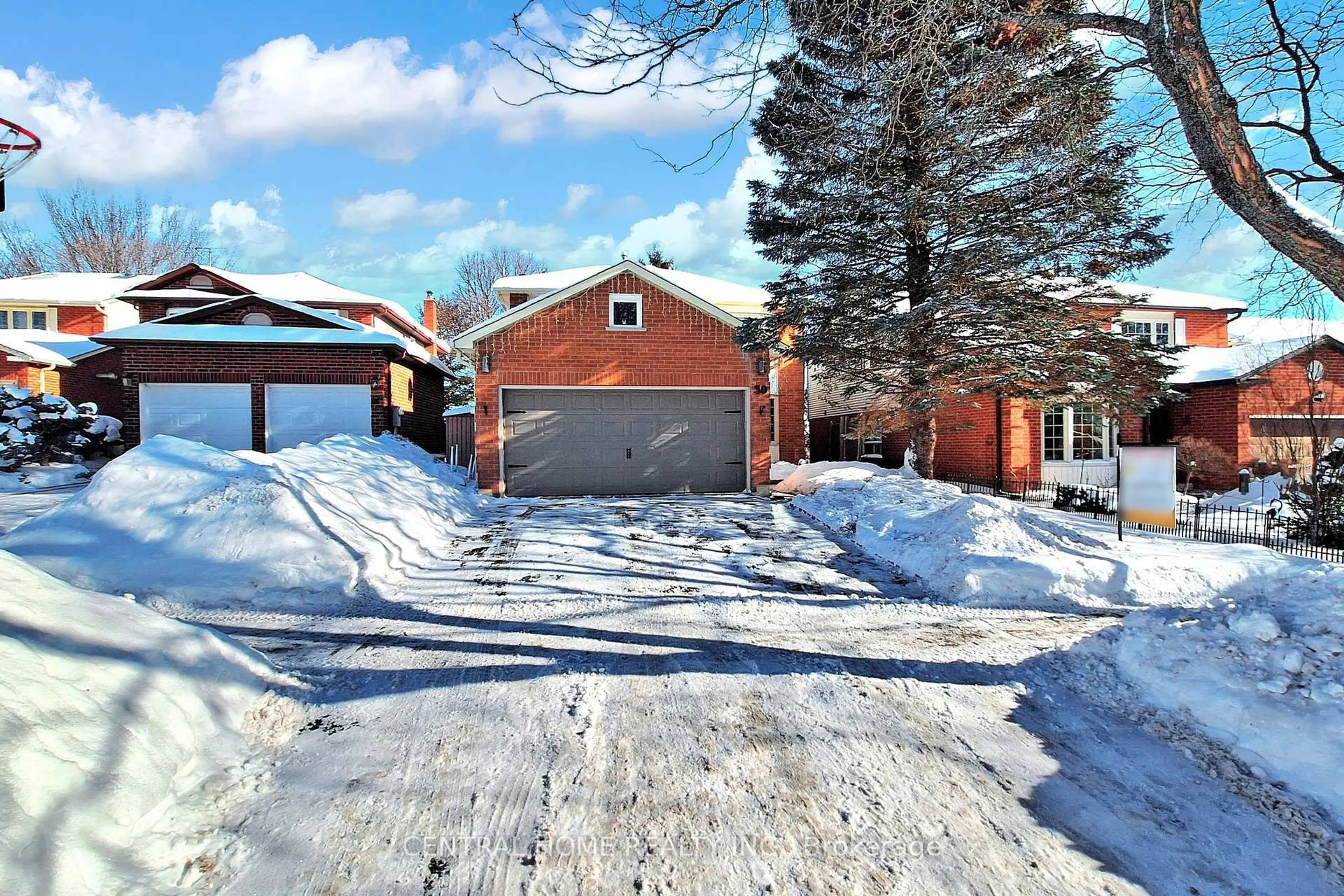 A pic from outside/outdoor area/front of a property/back of a property/a pic from drone, street for 30 Moffat Cres, Aurora Ontario L4G 4Z8