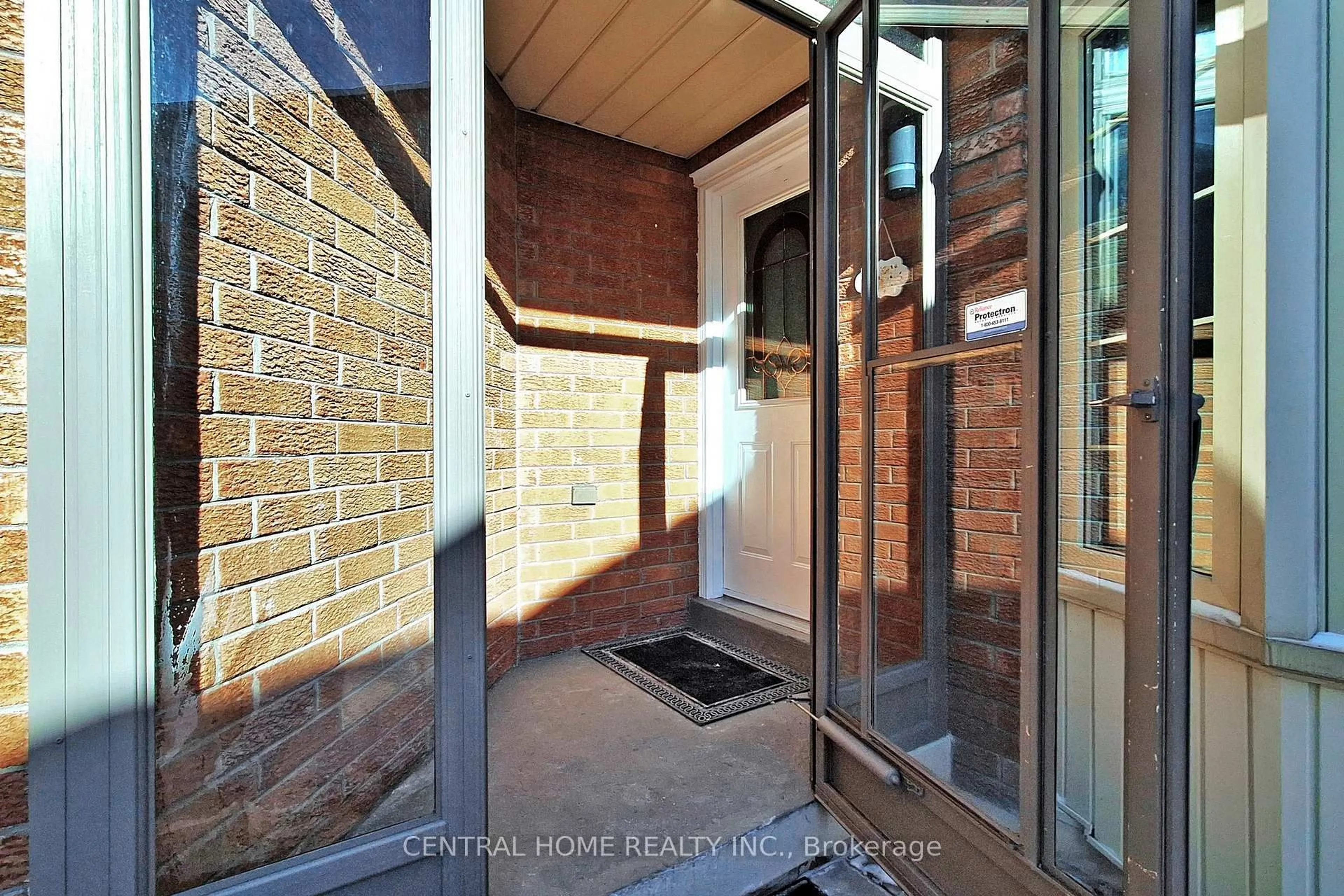 Indoor entryway for 30 Moffat Cres, Aurora Ontario L4G 4Z8