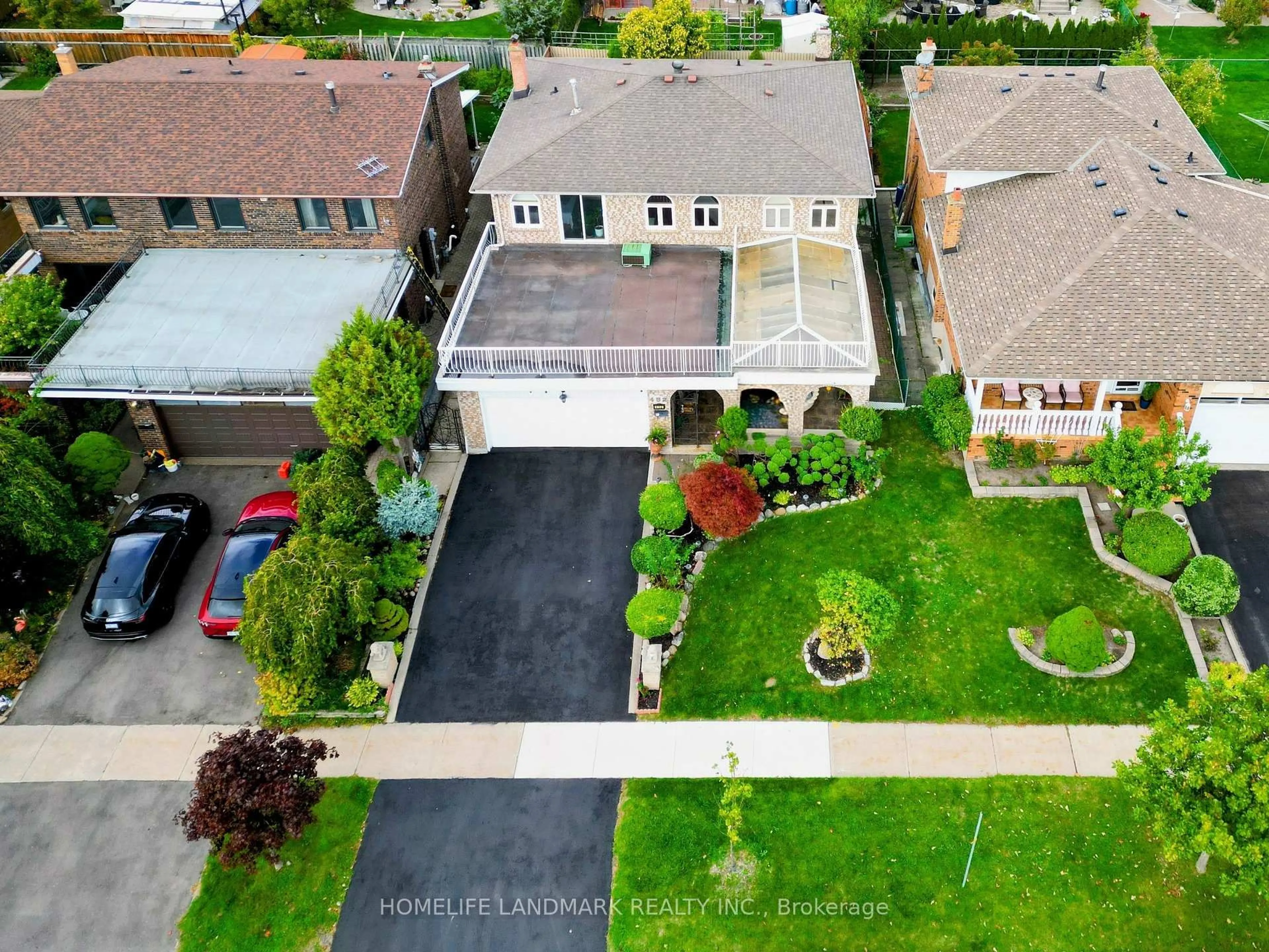 A pic from outside/outdoor area/front of a property/back of a property/a pic from drone, street for 452 Woodbridge Ave, Vaughan Ontario L4L 2T4