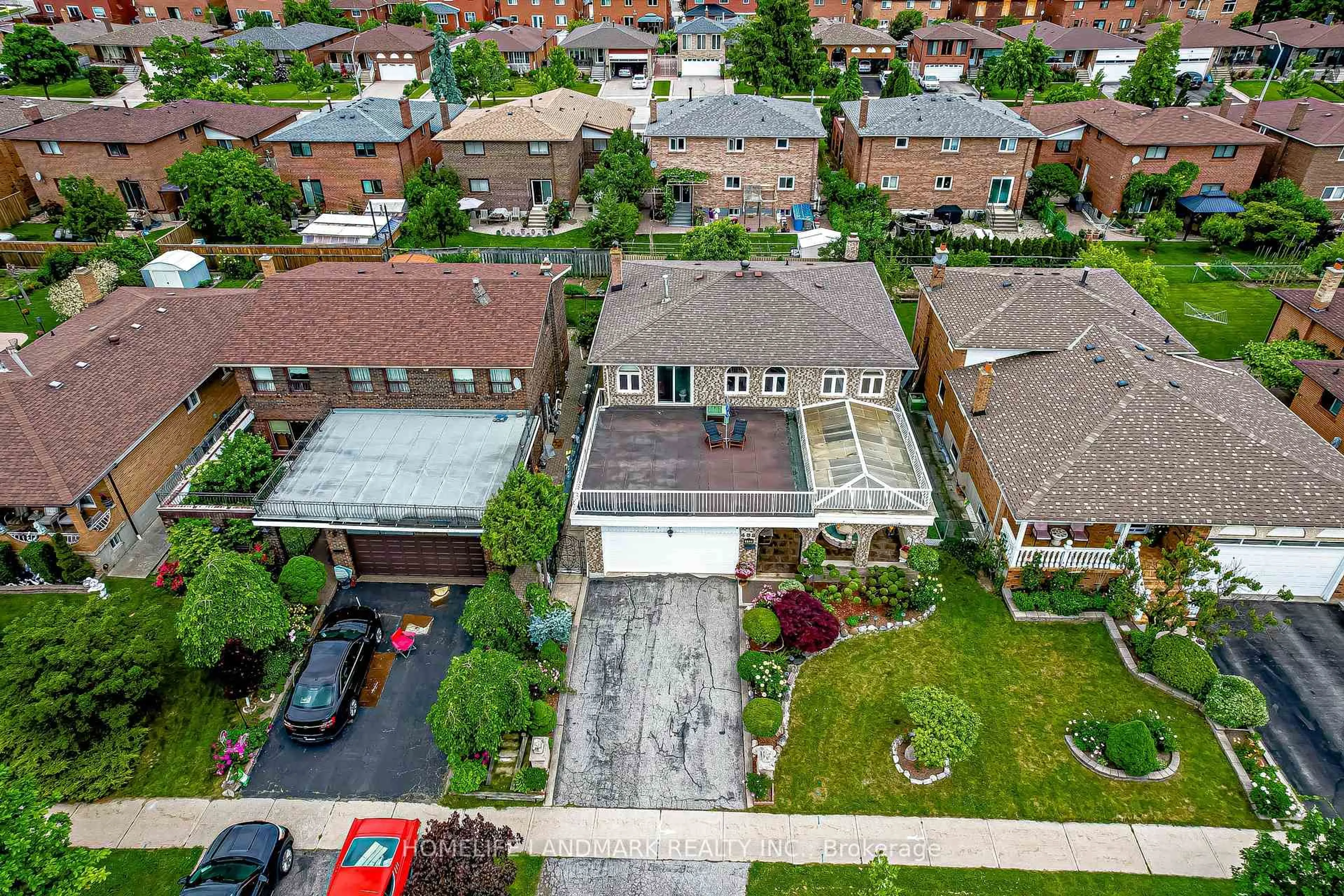 A pic from outside/outdoor area/front of a property/back of a property/a pic from drone, street for 452 Woodbridge Ave, Vaughan Ontario L4L 2T4
