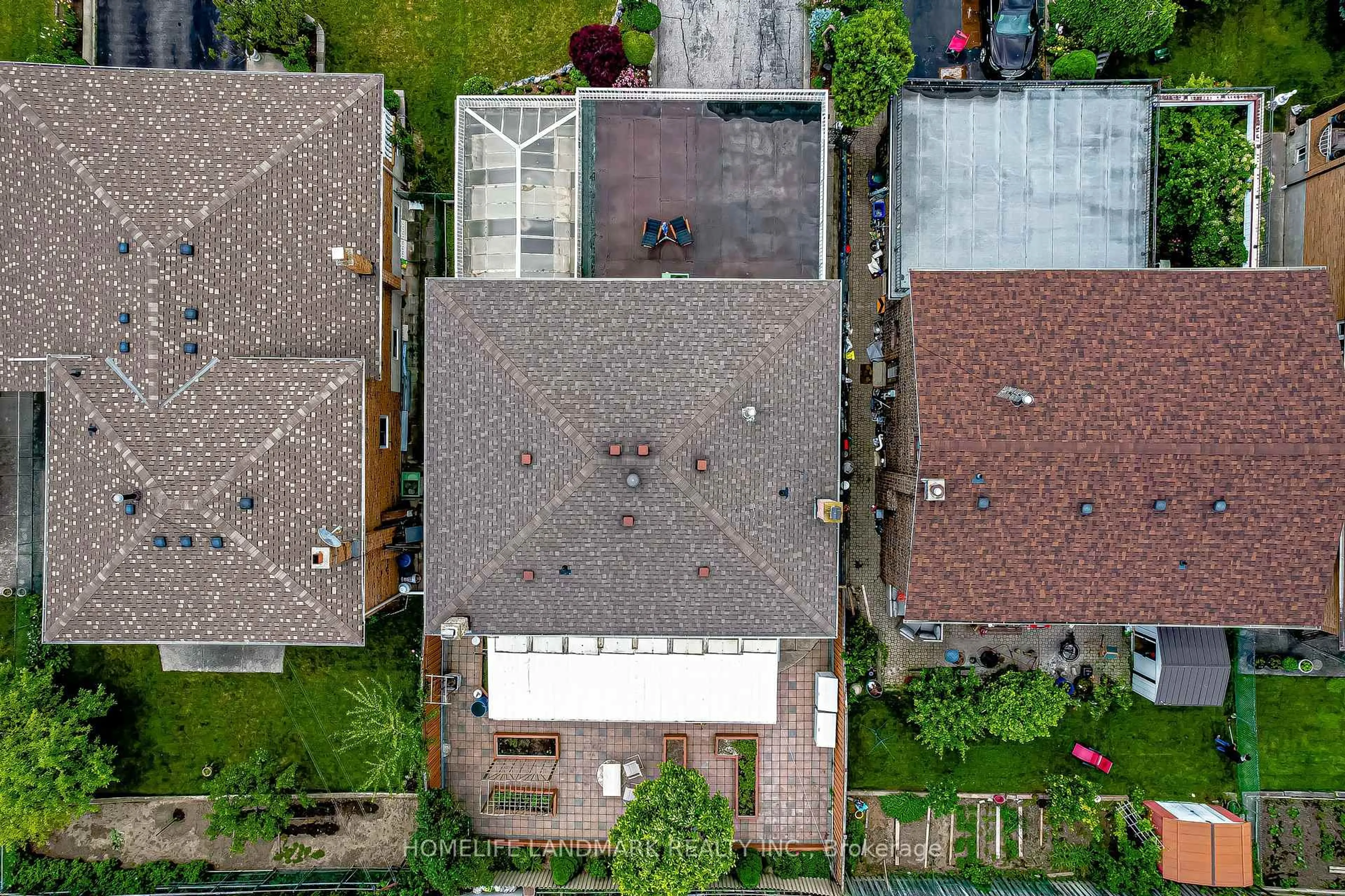 A pic from outside/outdoor area/front of a property/back of a property/a pic from drone, street for 452 Woodbridge Ave, Vaughan Ontario L4L 2T4