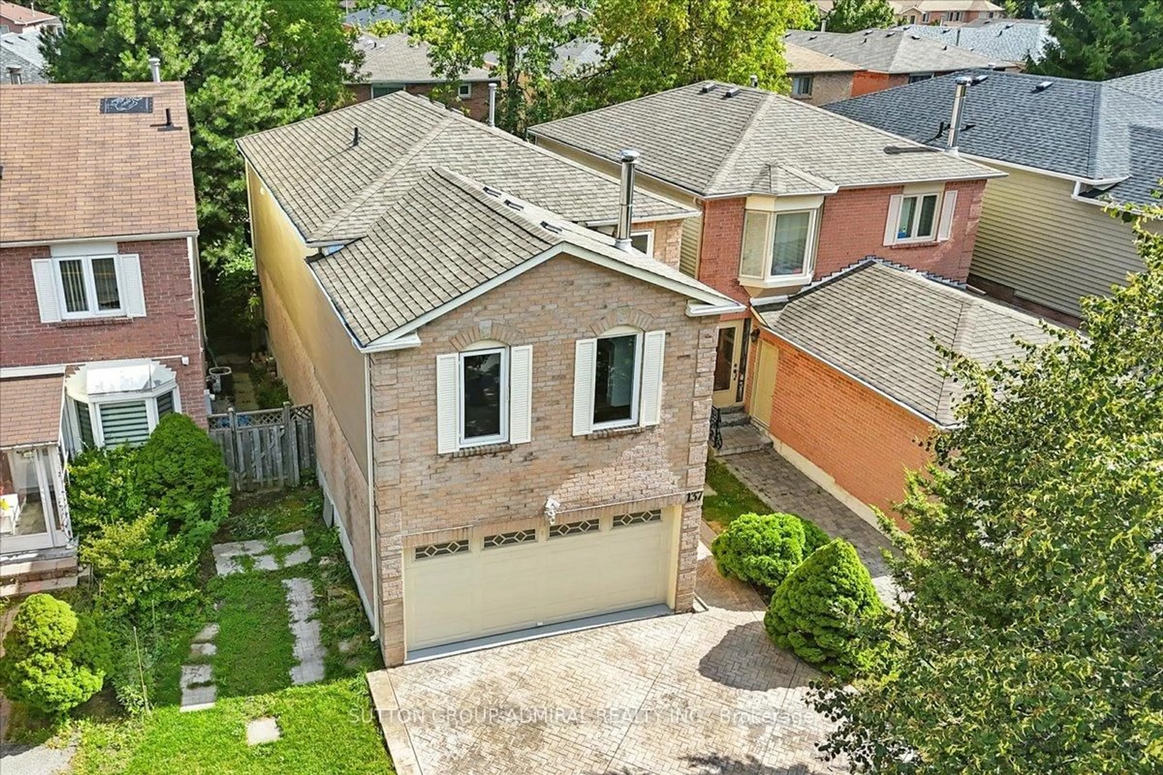 A pic from outside/outdoor area/front of a property/back of a property/a pic from drone, street for 137 Chelwood Dr, Vaughan Ontario L4J 7C6
