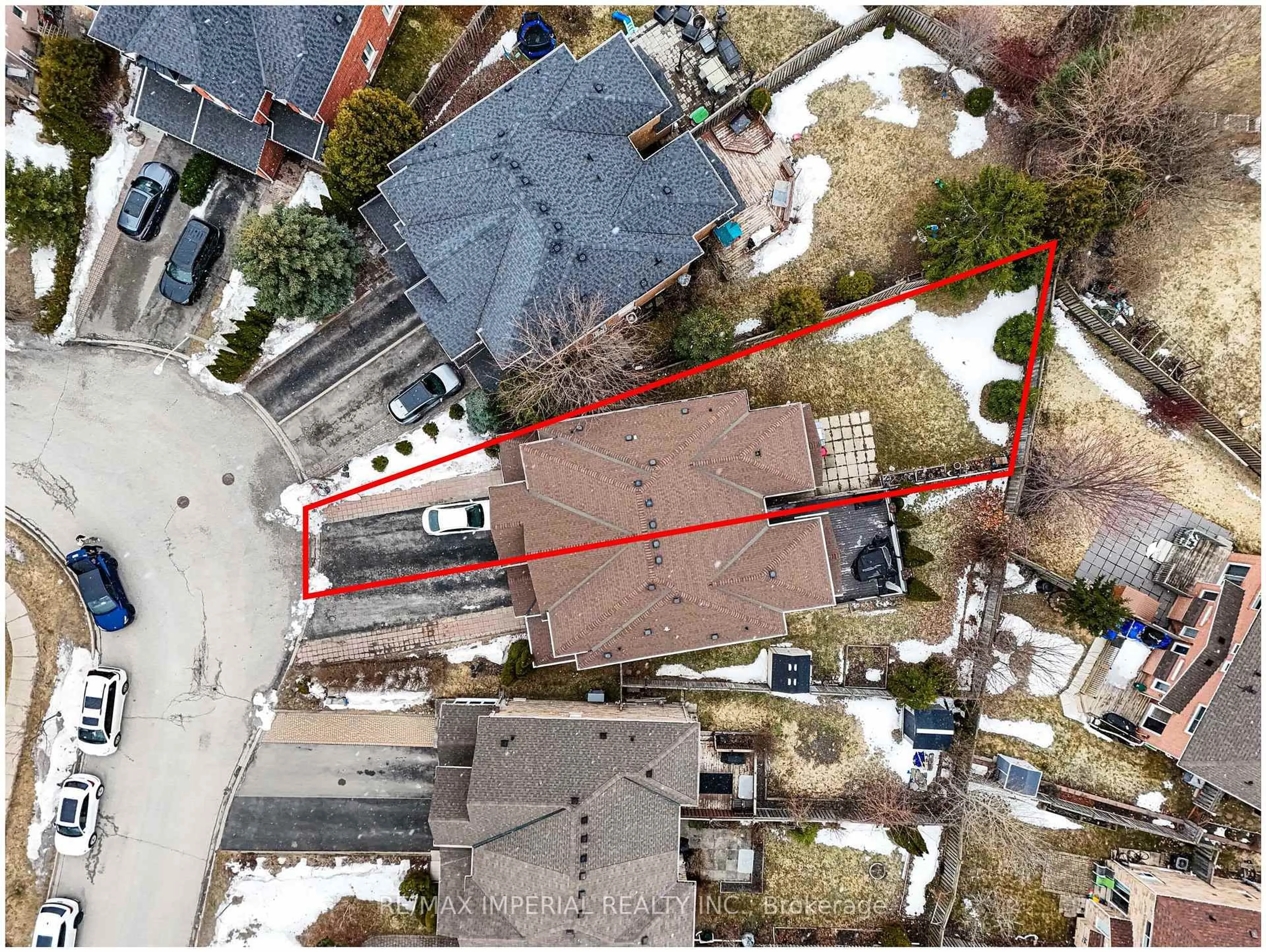 A pic from outside/outdoor area/front of a property/back of a property/a pic from drone, street for 95 Long Point Dr, Richmond Hill Ontario L4E 3Z7