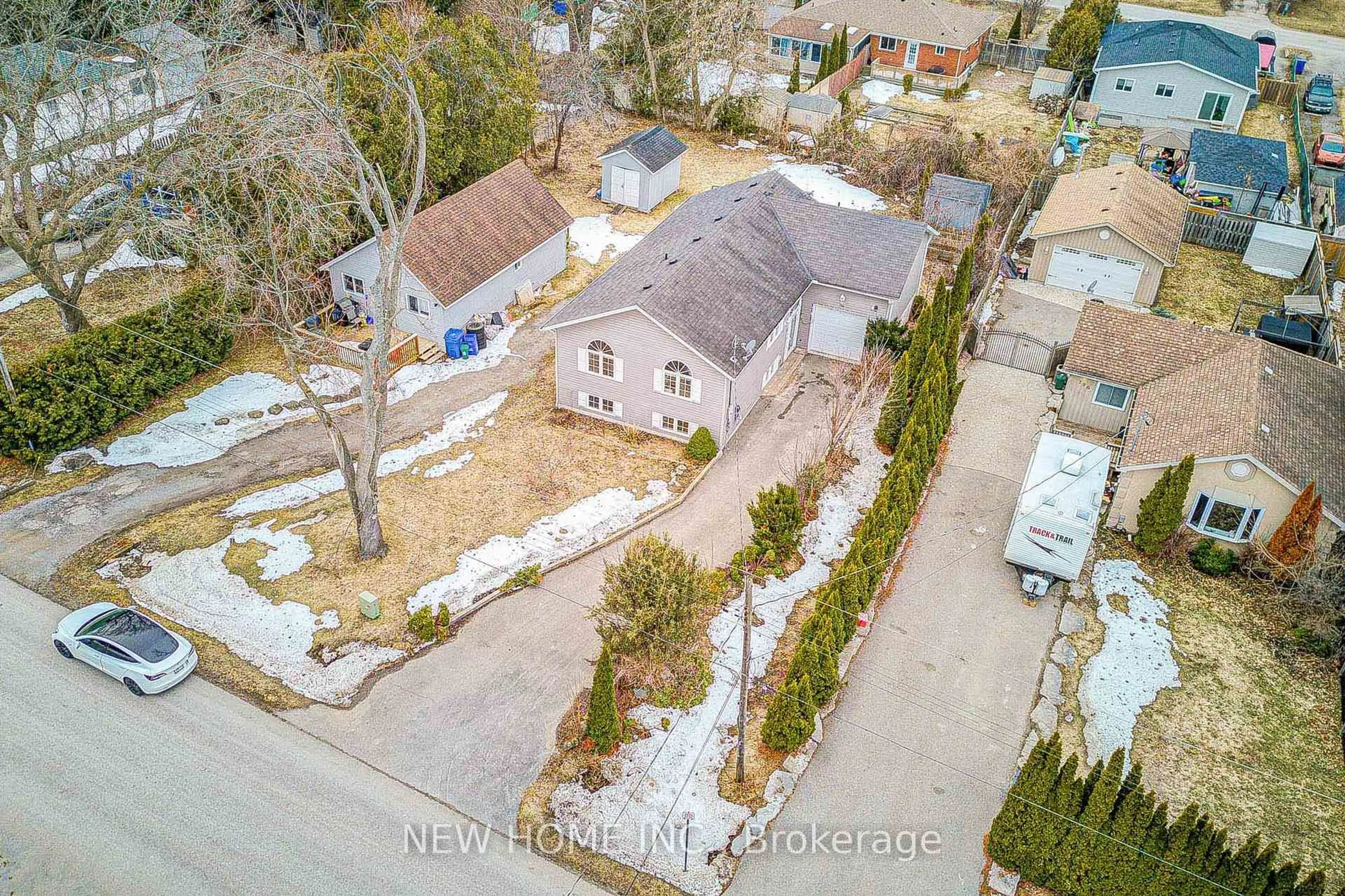 A pic from outside/outdoor area/front of a property/back of a property/a pic from drone, street for 784 Rockaway Rd, Georgina Ontario L0E 1S0