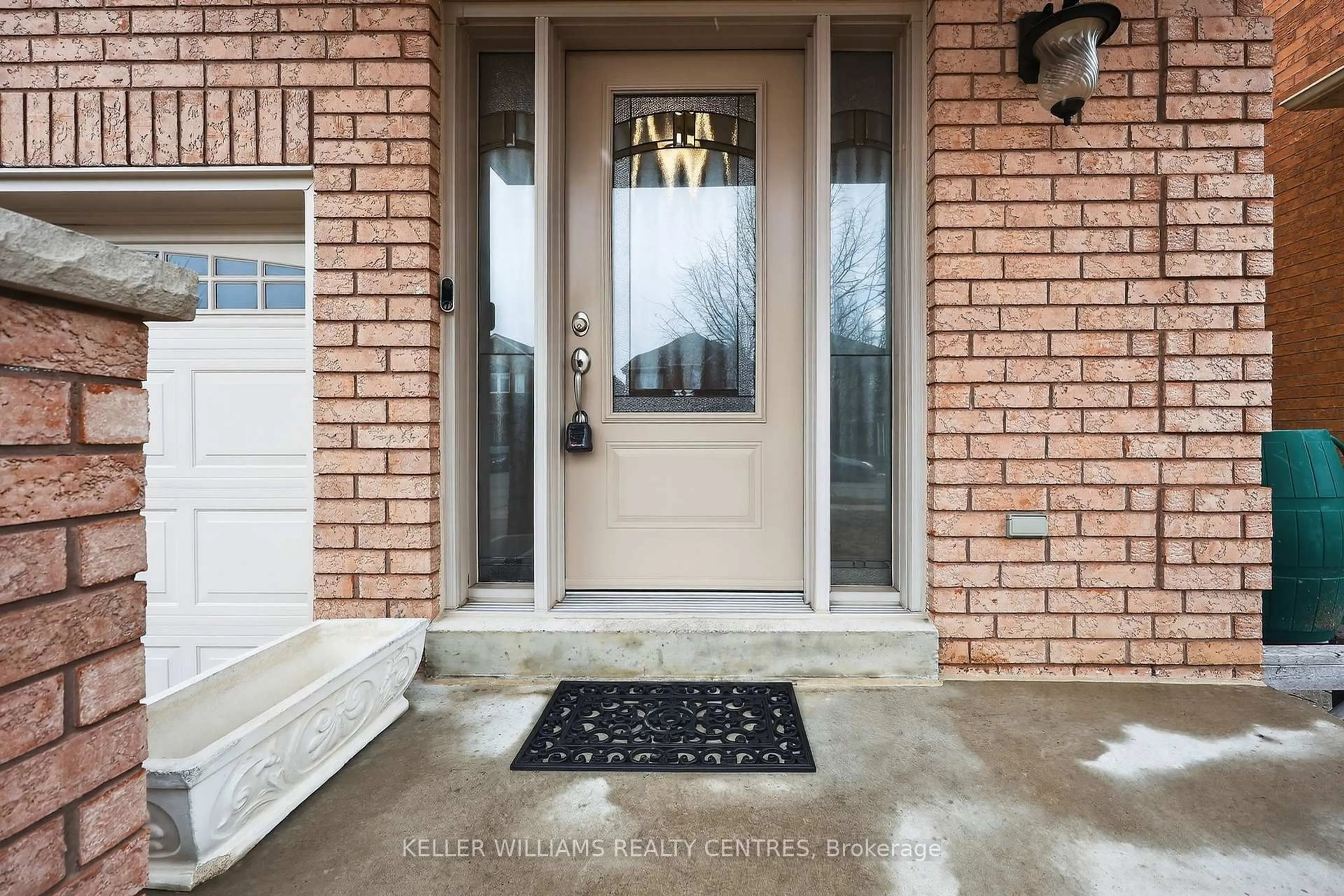 Indoor entryway for 137 Woodbury Cres, Newmarket Ontario L3X 2S5
