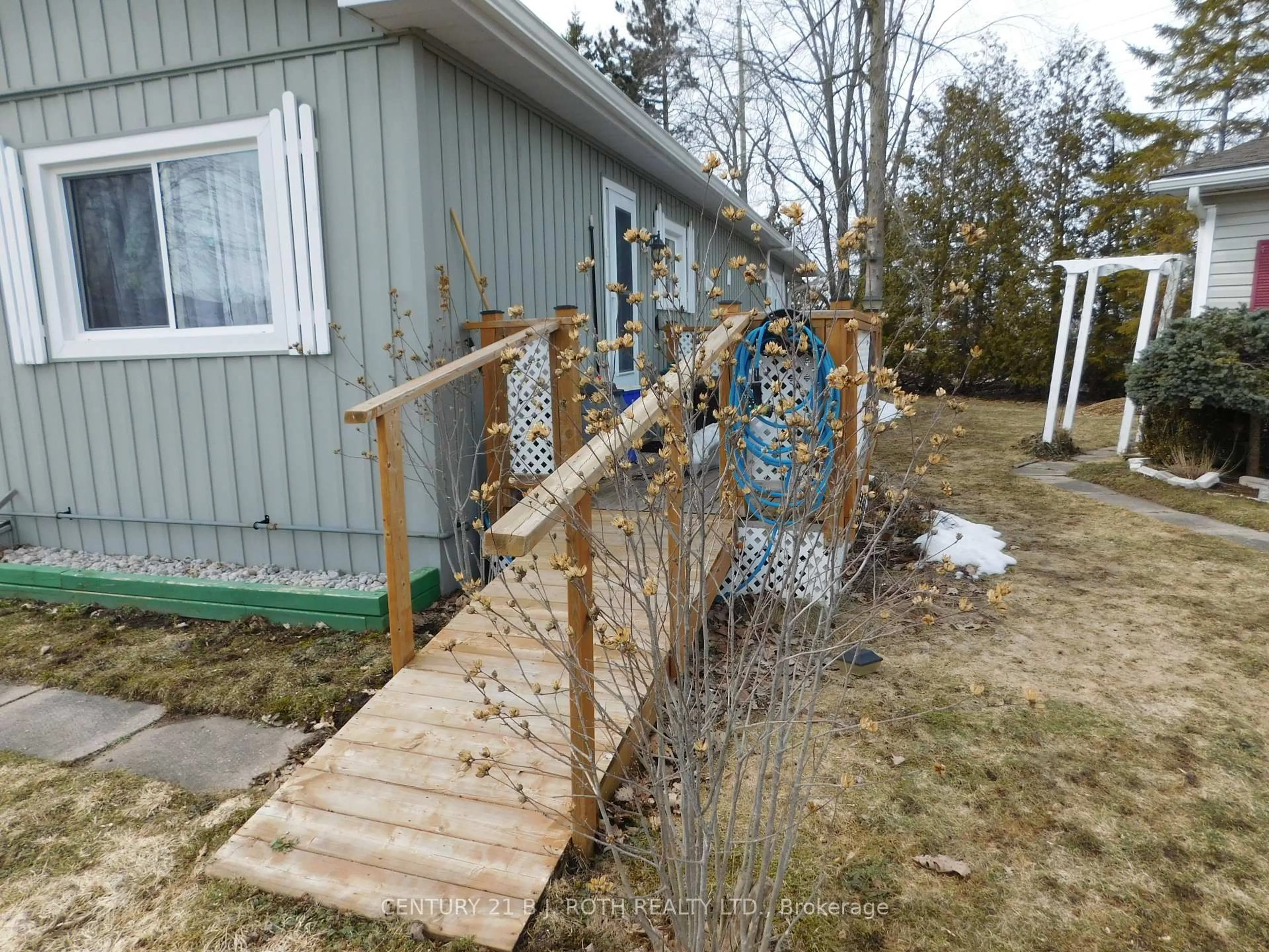 Shed for 13 Recreation Dr, Innisfil Ontario L9S 1N5