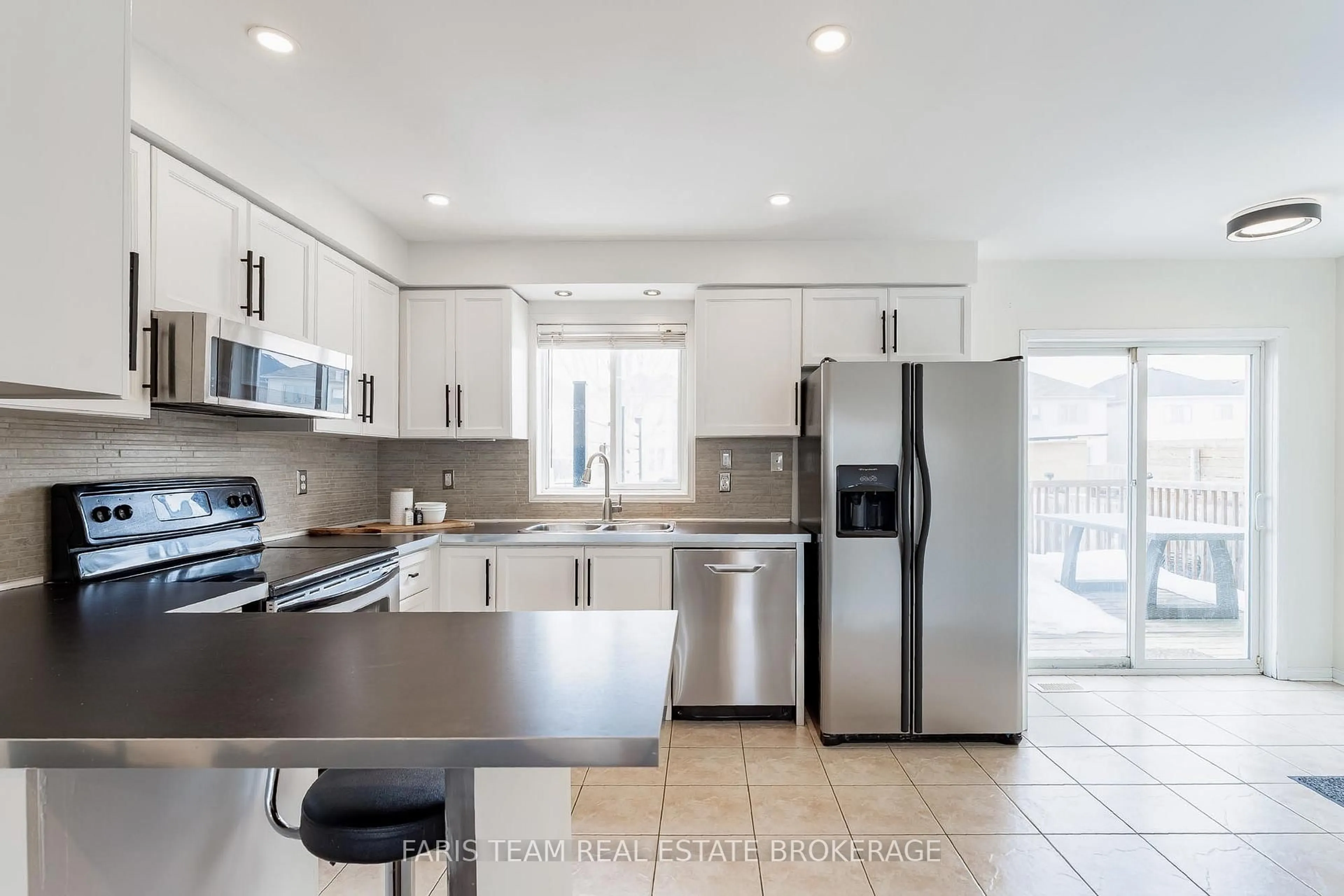 Open concept kitchen, ceramic/tile floor for 11 Lookout St, Essa Ontario L3W 0C3