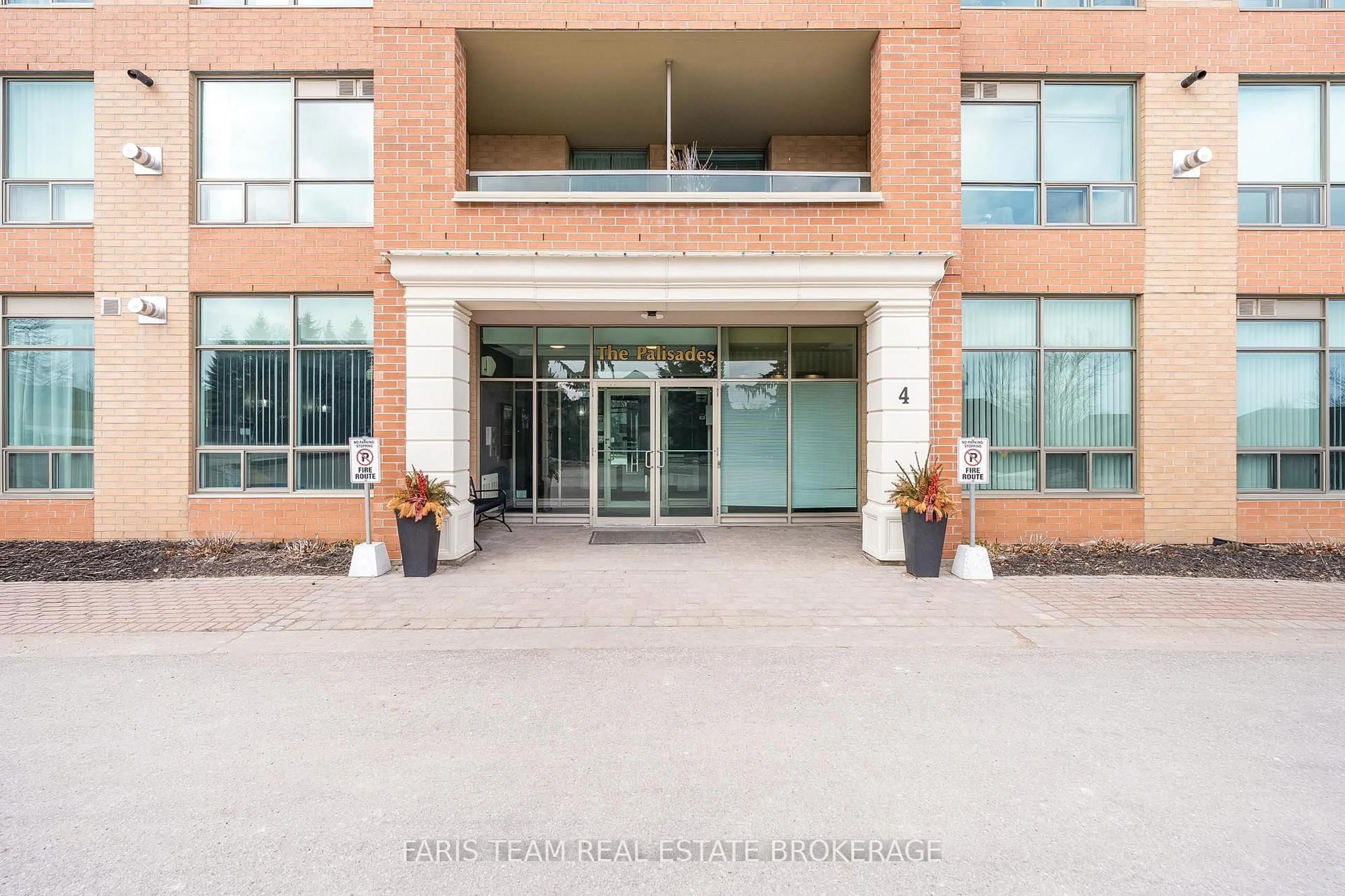 Indoor foyer for 4 Briar Hill Hts #305, New Tecumseth Ontario L9R 1Z7