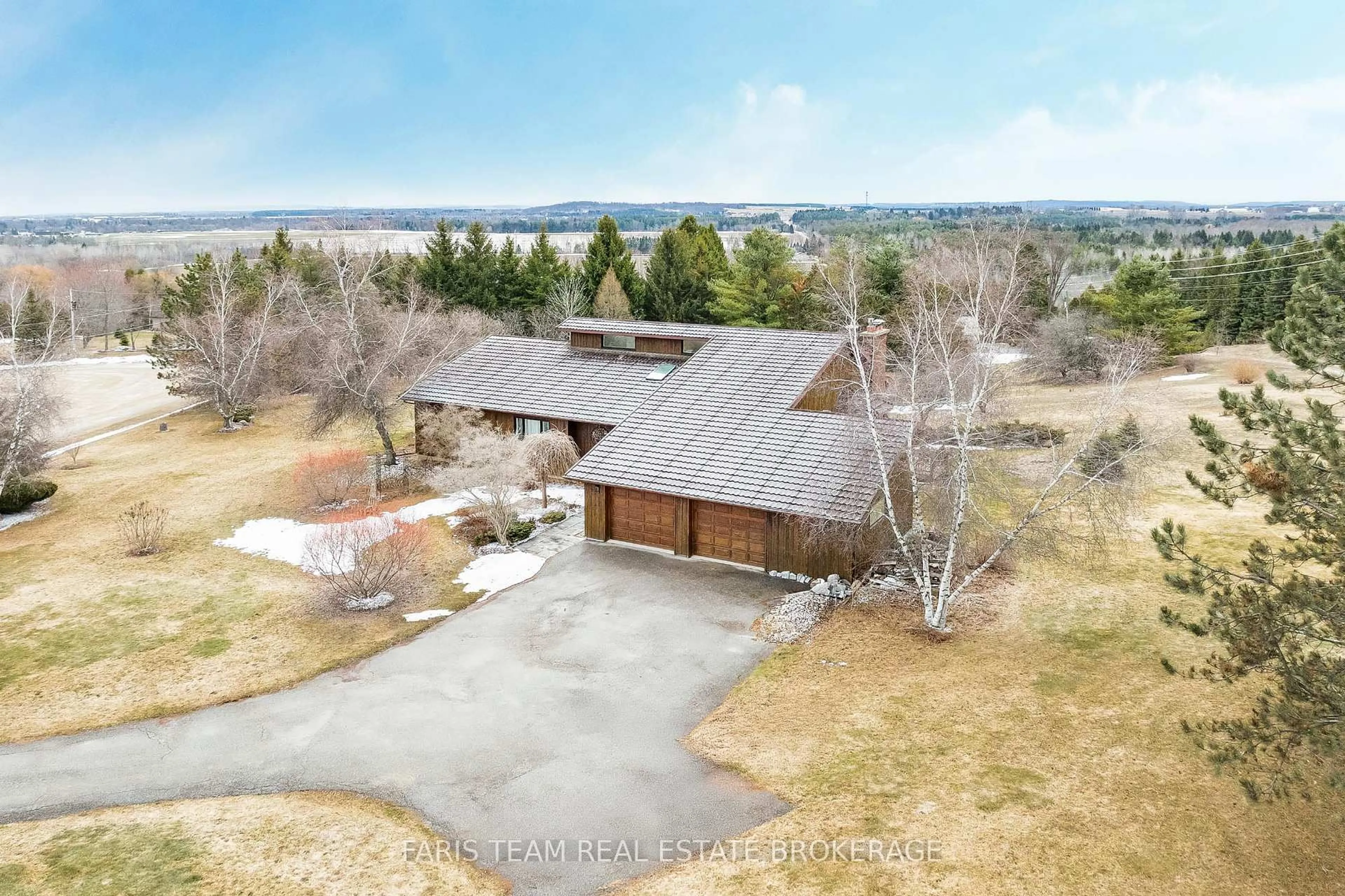 A pic from outside/outdoor area/front of a property/back of a property/a pic from drone, water/lake/river/ocean view for 4 Earl Rowe Crt, Adjala-Tosorontio Ontario L9R 1V3