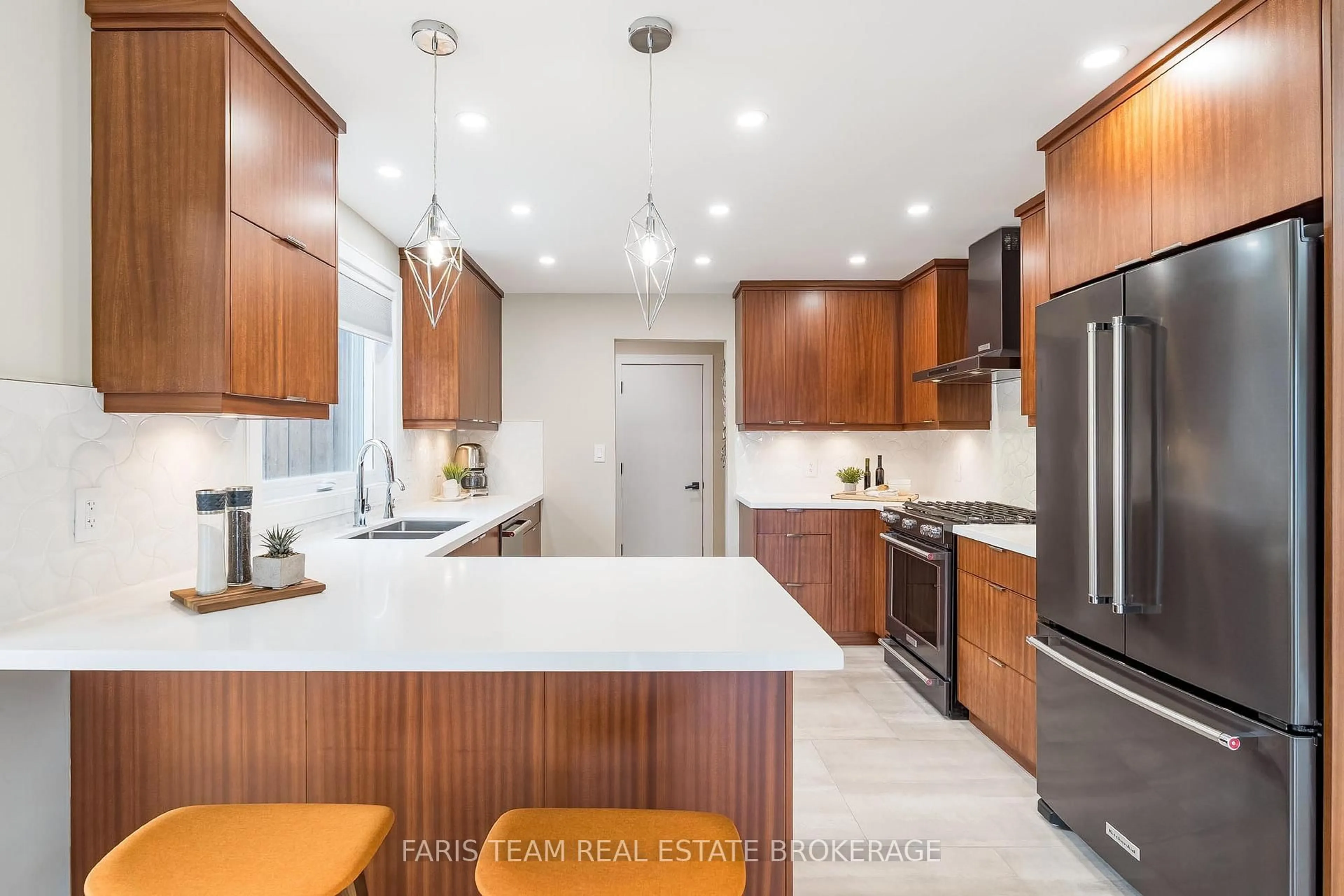 Contemporary kitchen, unknown for 4 Earl Rowe Crt, Adjala-Tosorontio Ontario L9R 1V3