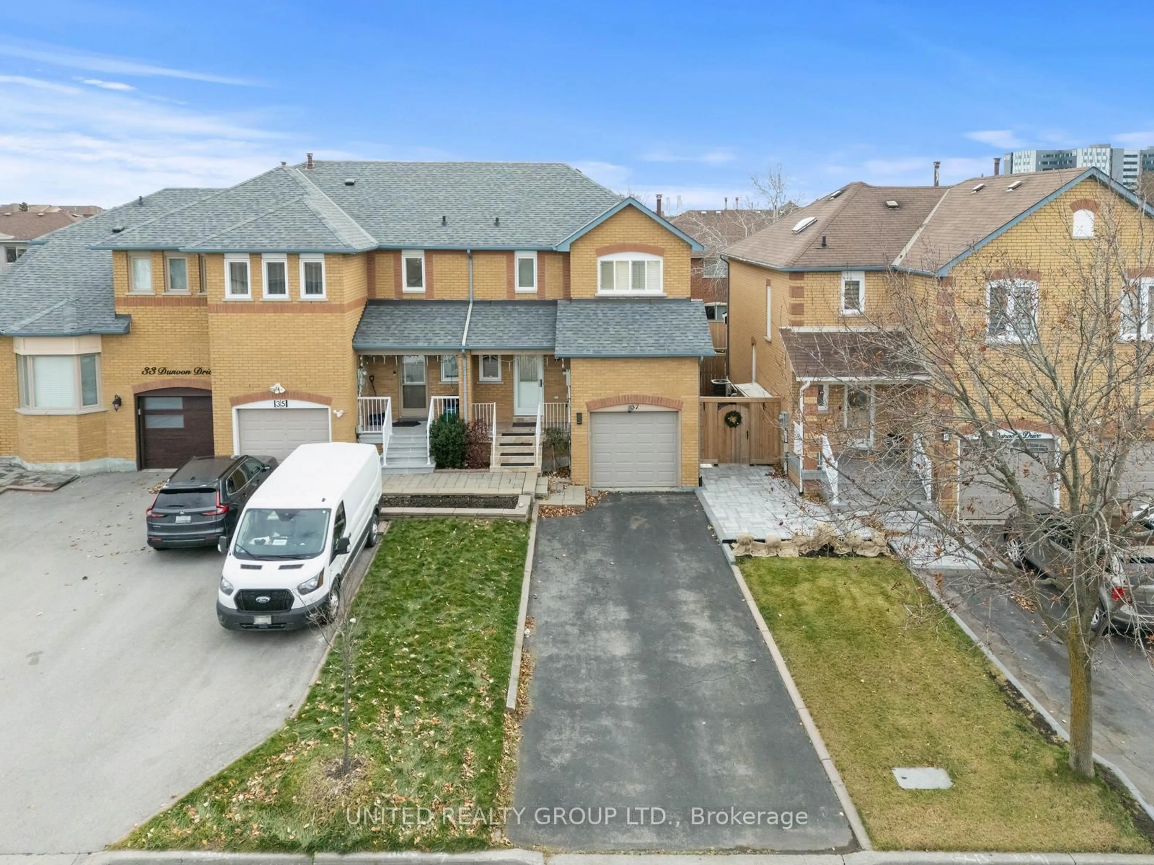 A pic from outside/outdoor area/front of a property/back of a property/a pic from drone, street for 37 Dunoon Dr, Vaughan Ontario L6A 1Z2