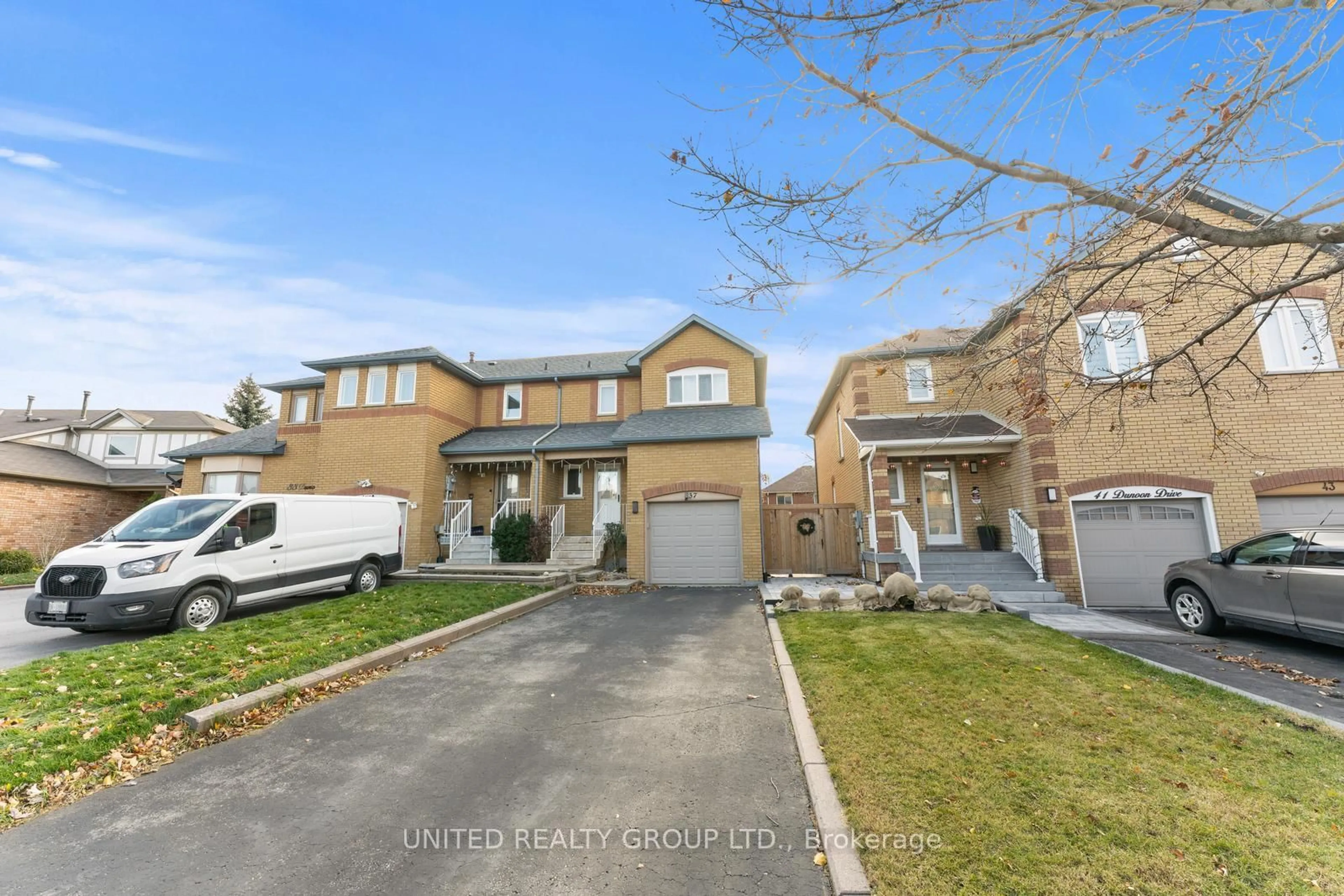 A pic from outside/outdoor area/front of a property/back of a property/a pic from drone, street for 37 Dunoon Dr, Vaughan Ontario L6A 1Z2