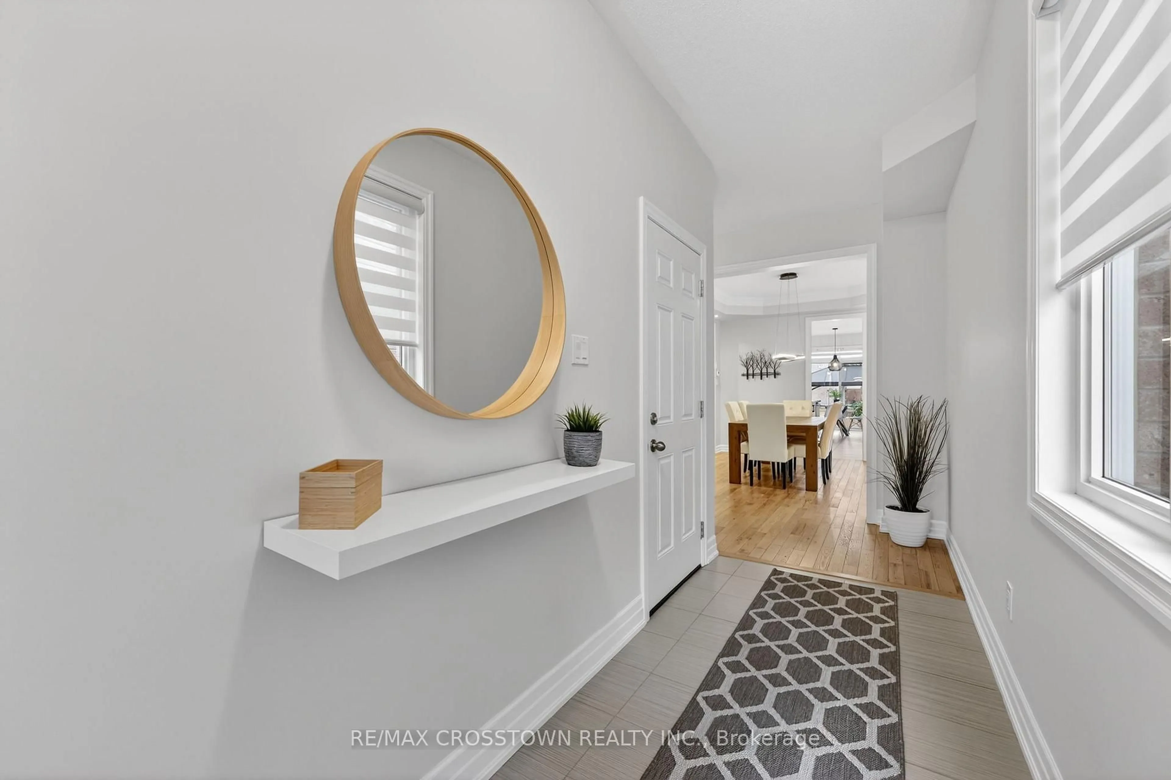 Indoor entryway for 30 HUTTON Cres, Essa Ontario L3W 0R6