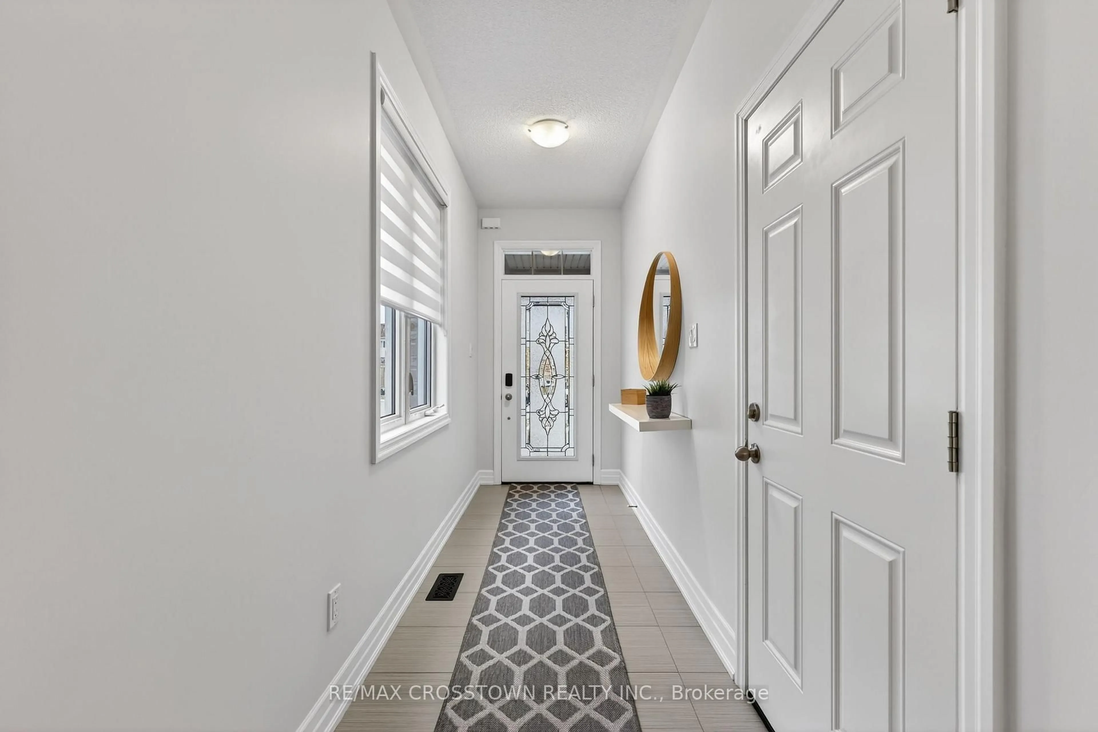 Indoor entryway for 30 HUTTON Cres, Essa Ontario L3W 0R6