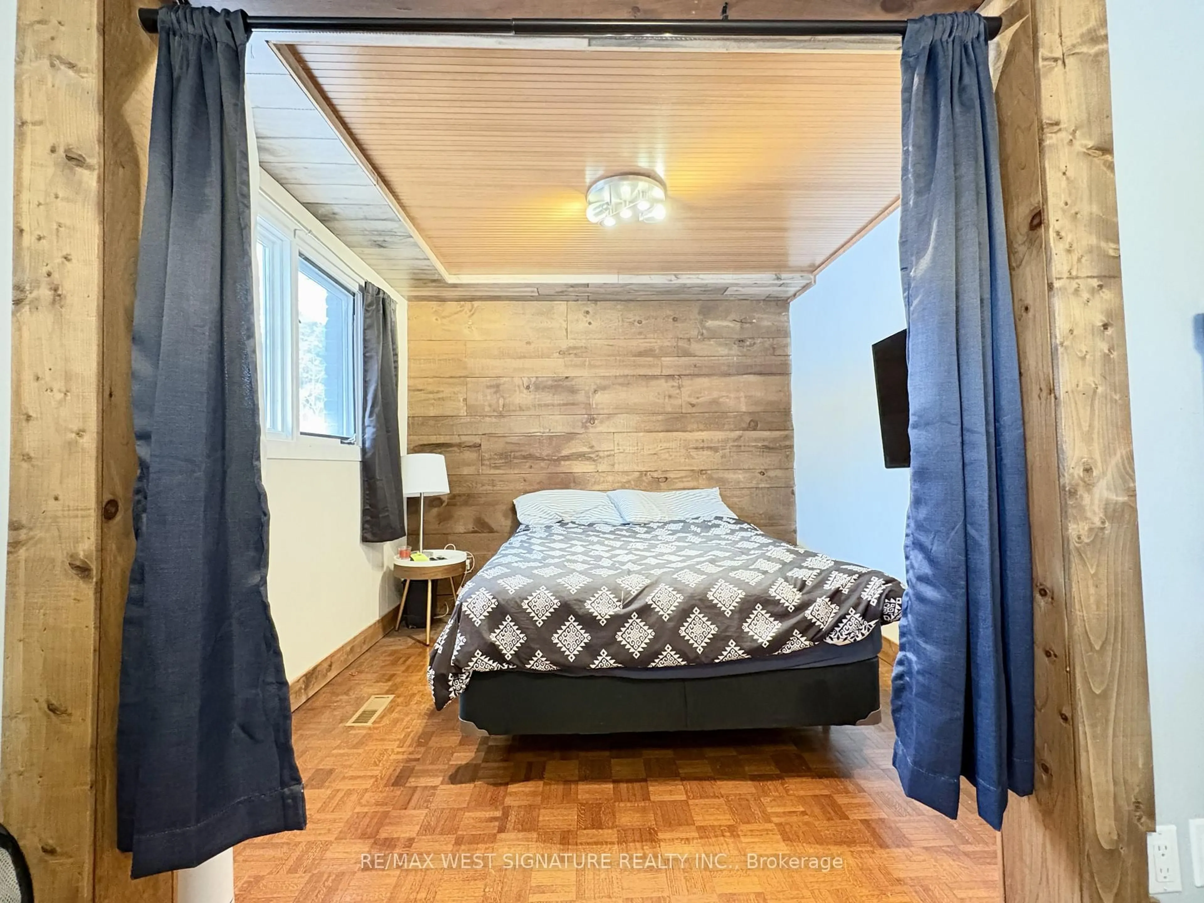 Bedroom with bed, wood/laminate floor for 8460 17th Sdrd, King Ontario L7E 5R7