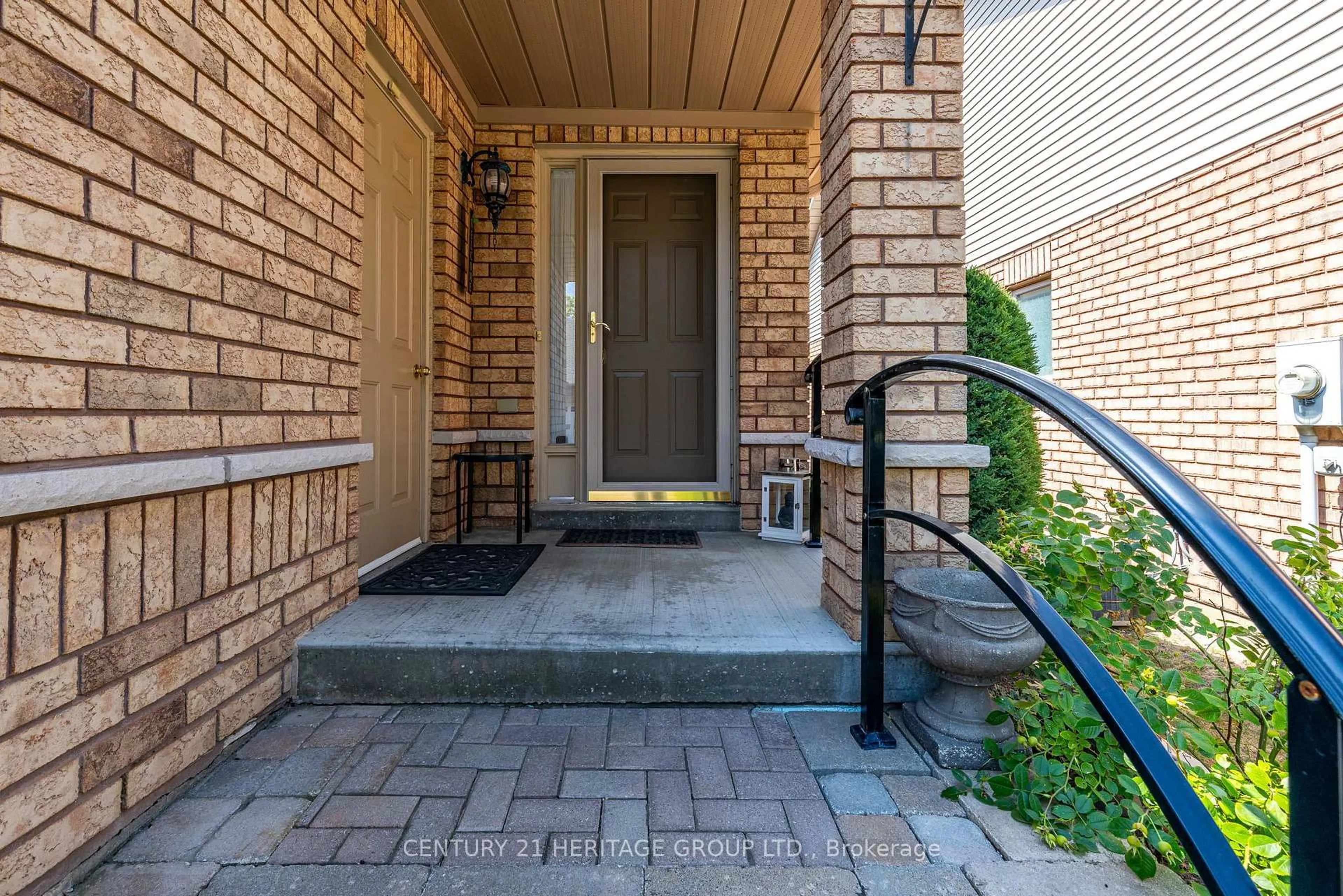 Indoor entryway for 48 Sunset Blvd #3, New Tecumseth Ontario L9R 1Z5