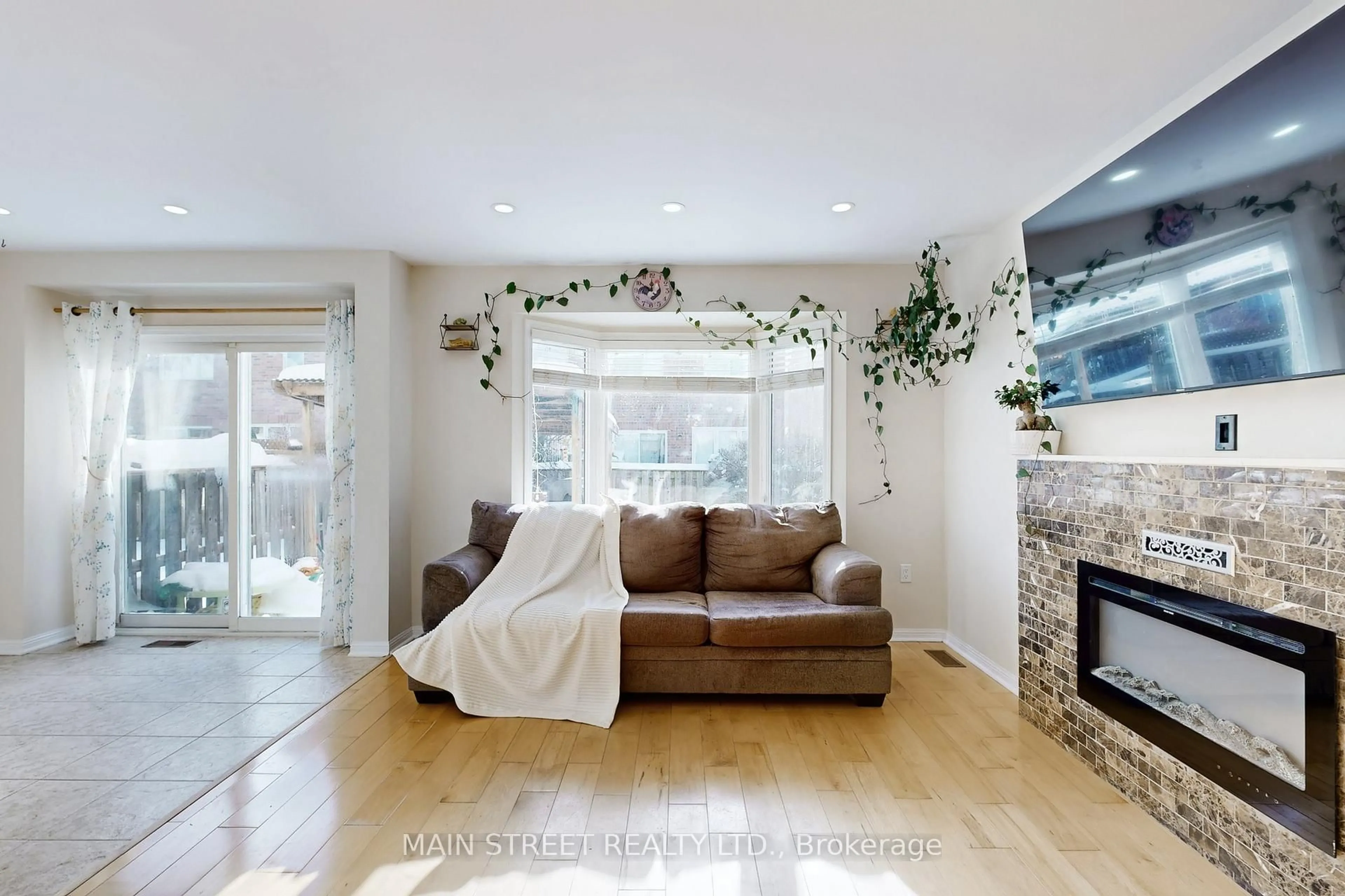 Living room with furniture, unknown for 20 Dougherty Cres, Whitchurch-Stouffville Ontario L4A 0A6