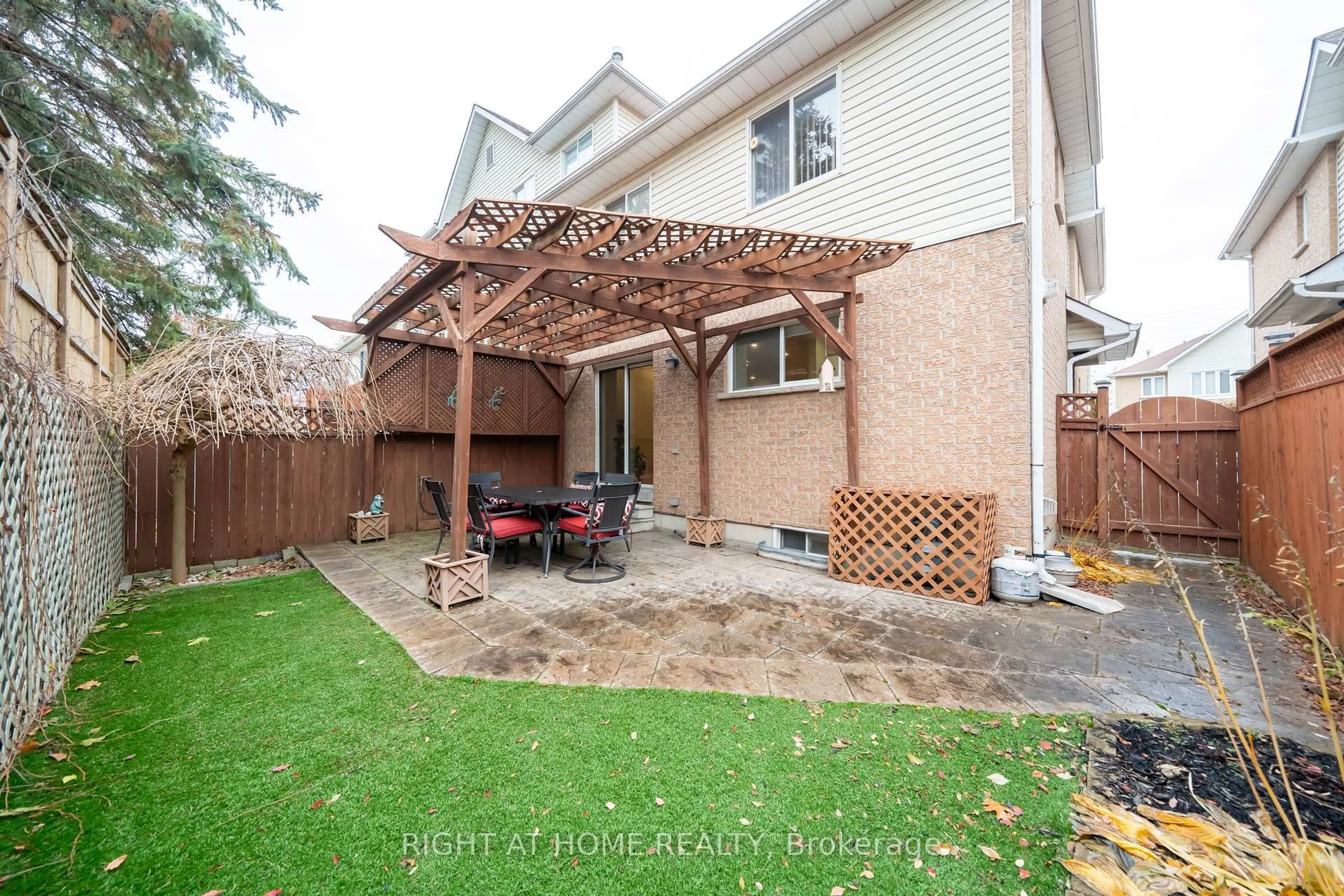 Patio, street for 370 Riddell Crt #21, Newmarket Ontario L3Y 8M8
