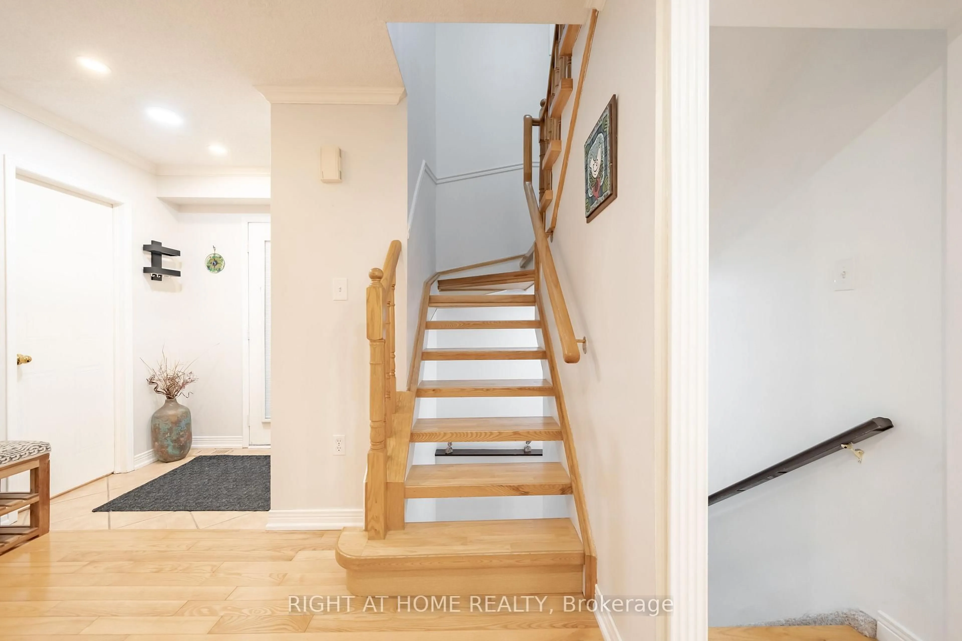 Stairs for 370 Riddell Crt #21, Newmarket Ontario L3Y 8M8