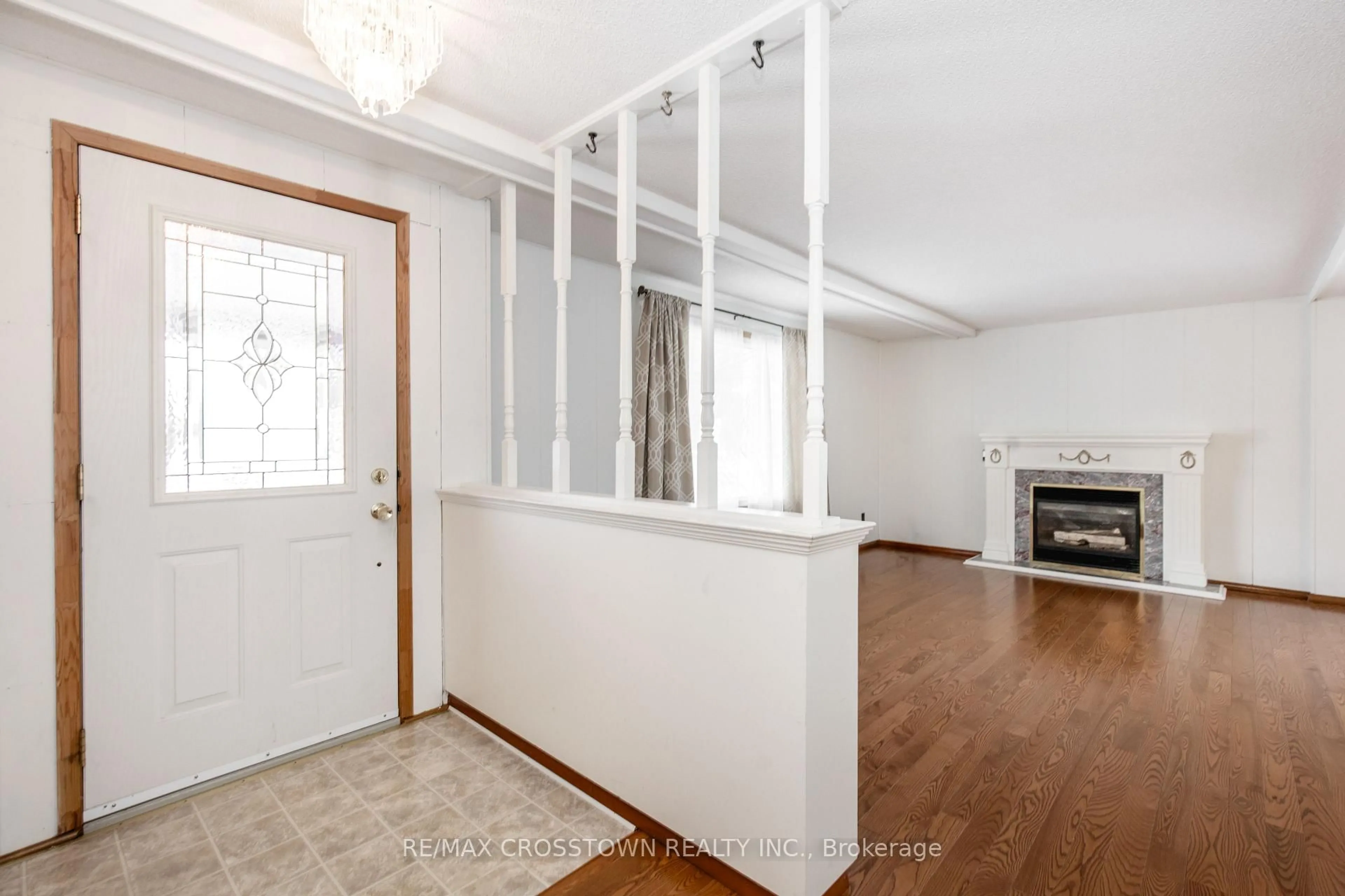 Indoor entryway for 24 LINDEN Lane, Innisfil Ontario L9S 1N8