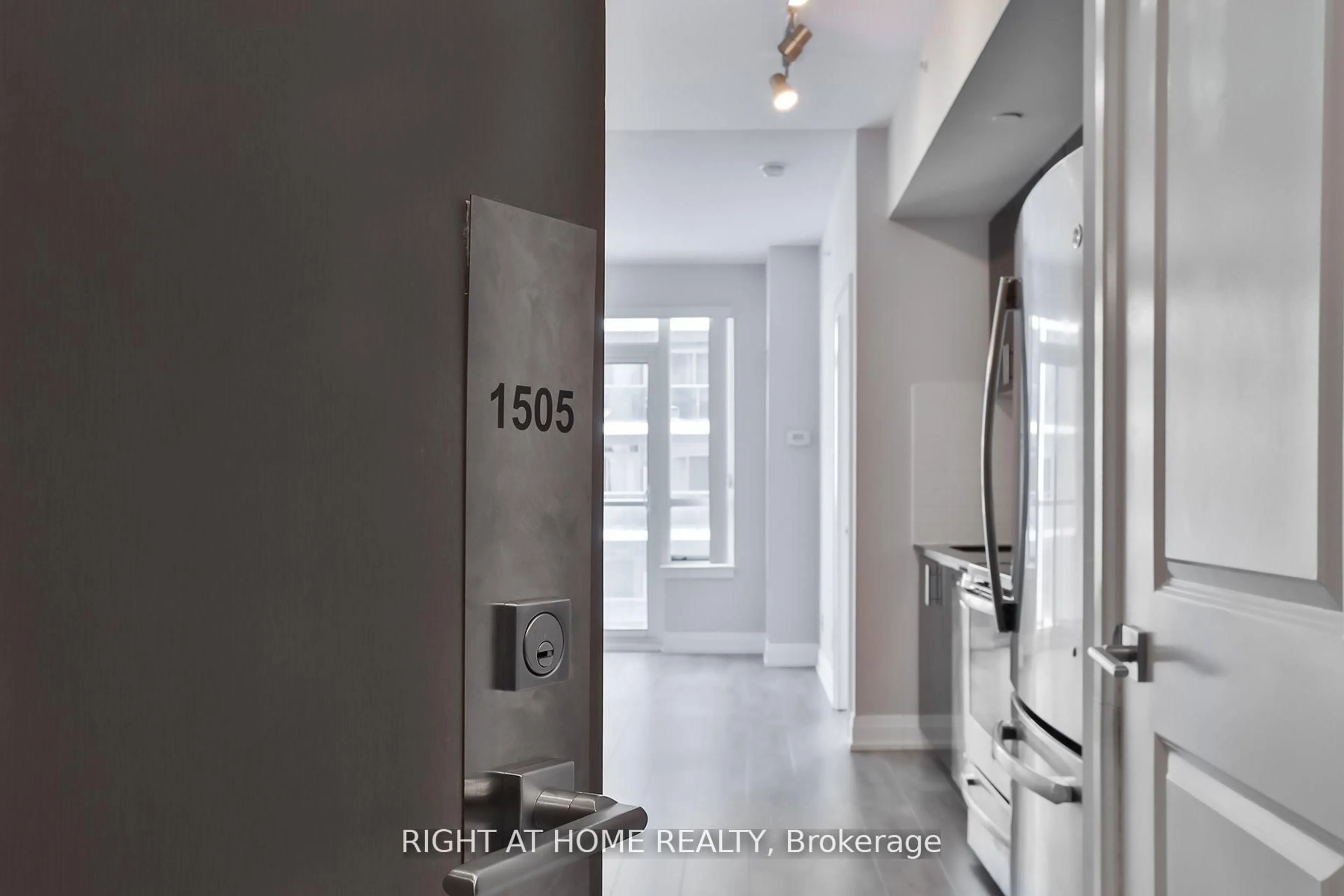 Indoor entryway for 7165 Yonge St #1505, Markham Ontario L3T 0C9