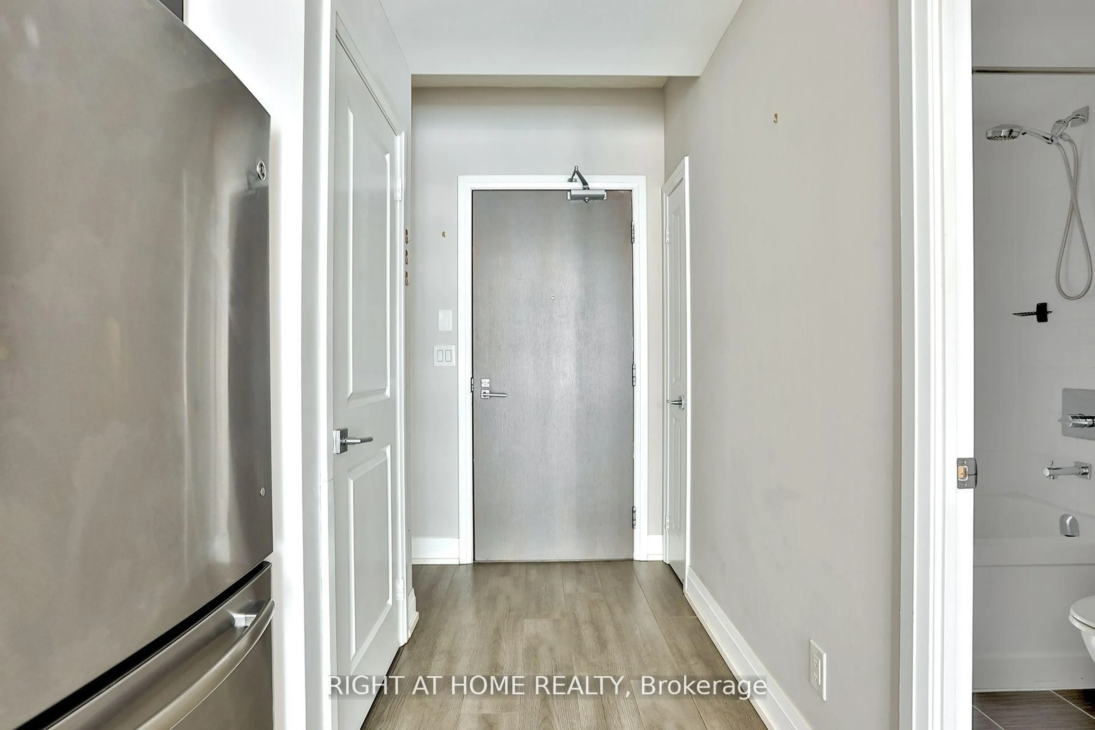 Indoor entryway for 7165 Yonge St #1505, Markham Ontario L3T 0C9