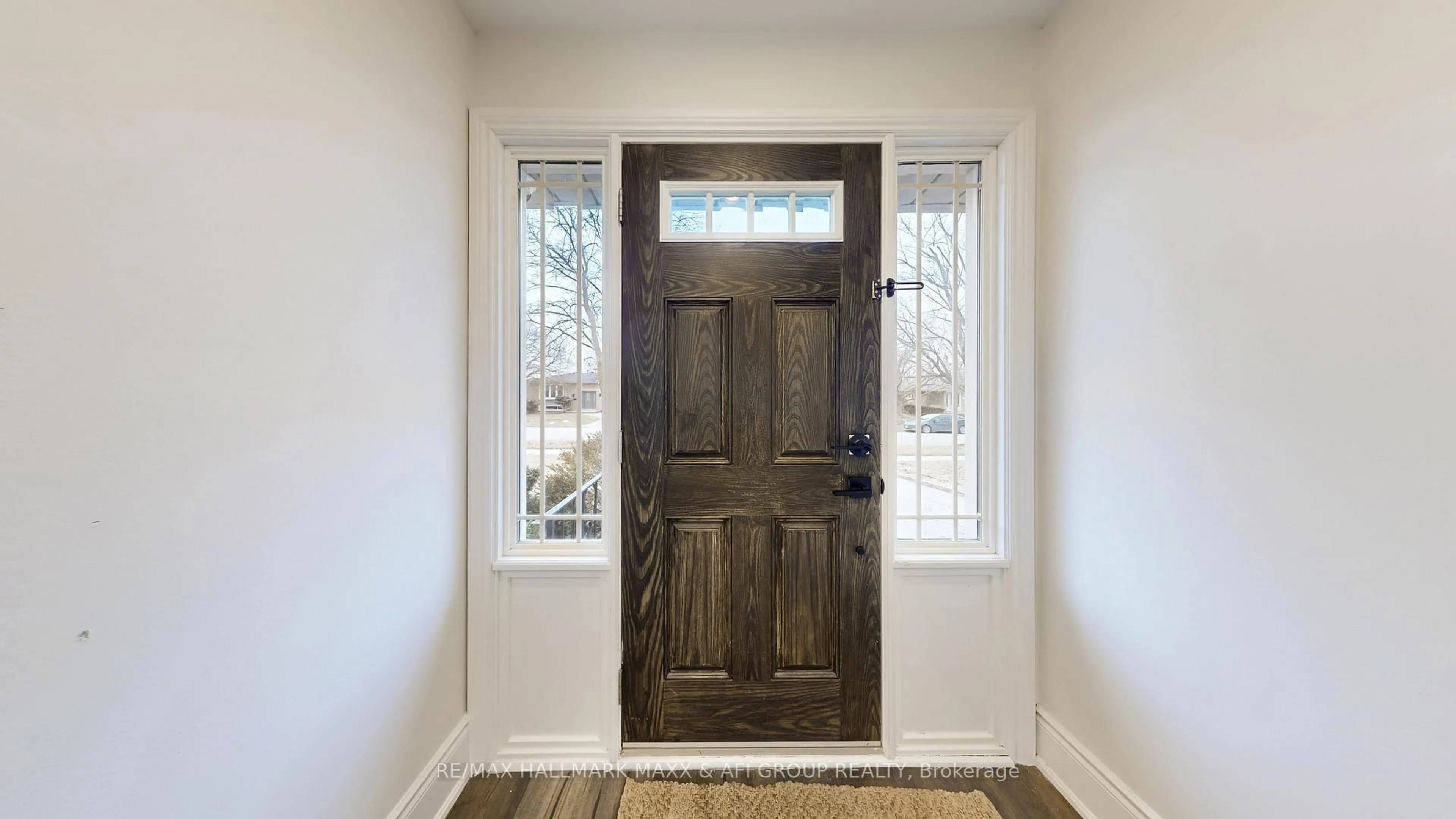 Indoor entryway for 42 Devins Dr, Aurora Ontario L4G 2Z1