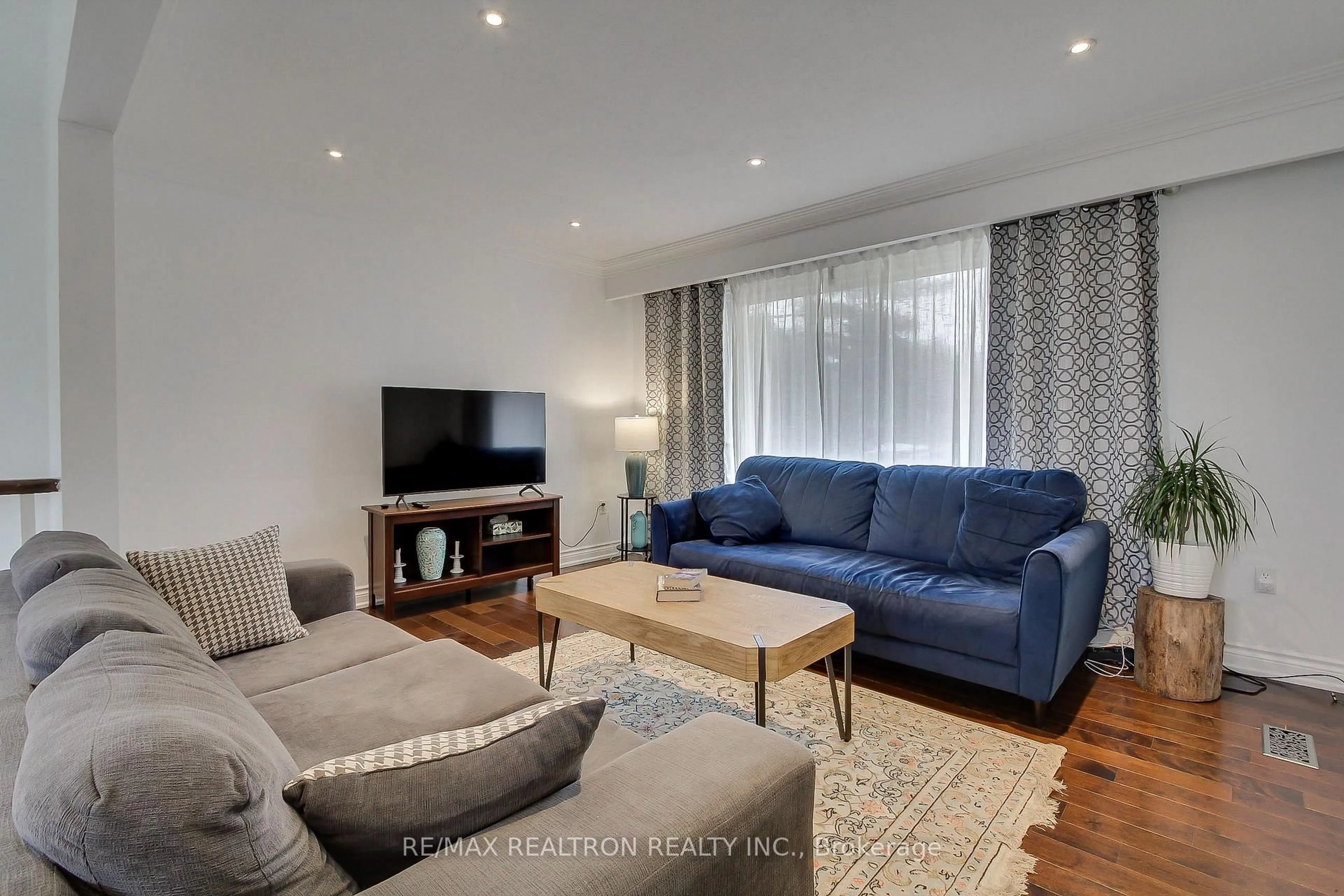 Living room with furniture, wood/laminate floor for 36 Farr Ave, East Gwillimbury Ontario L0G 1V0