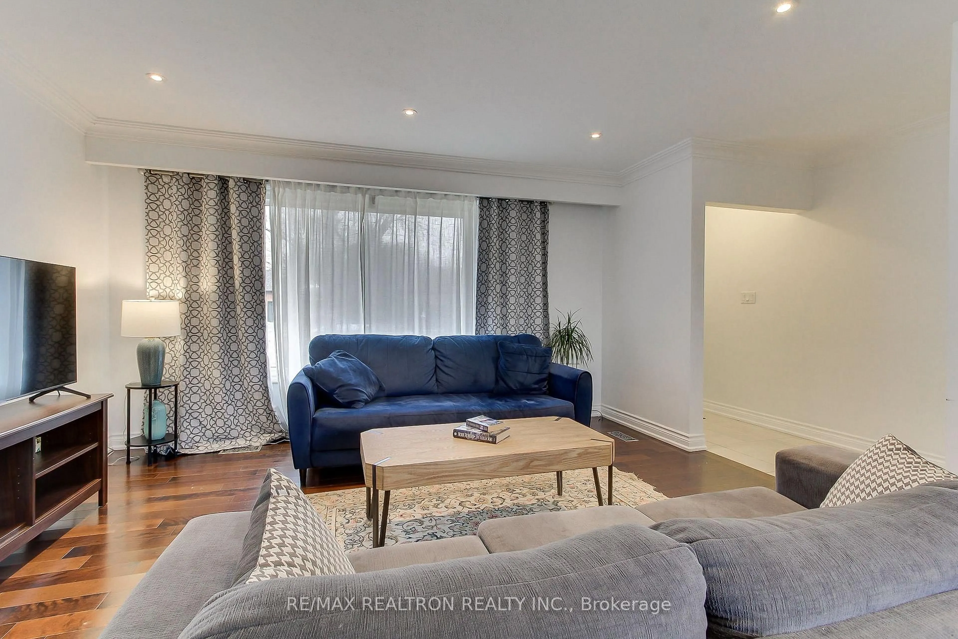 Living room with furniture, unknown for 36 Farr Ave, East Gwillimbury Ontario L0G 1V0