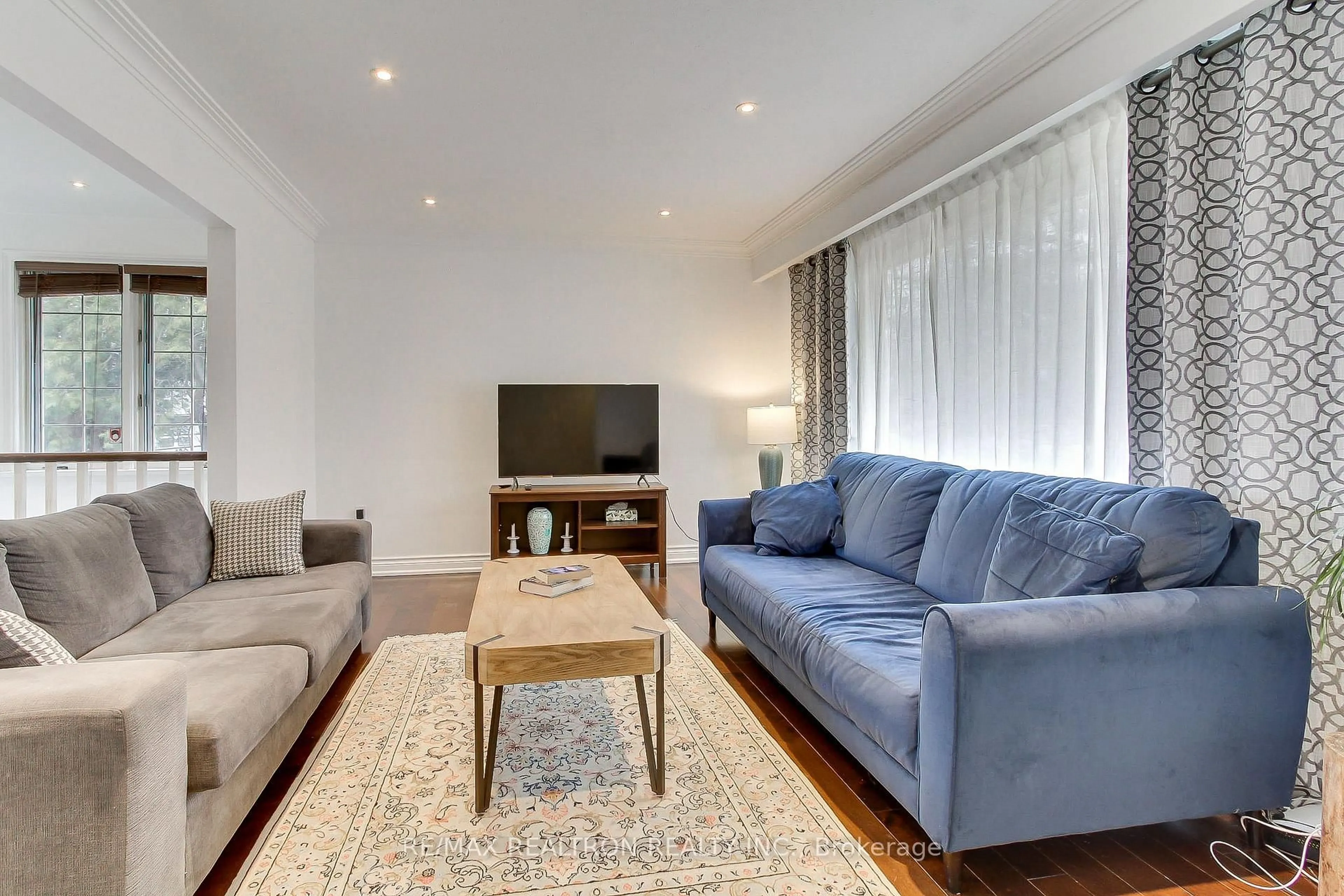 Living room with furniture, wood/laminate floor for 36 Farr Ave, East Gwillimbury Ontario L0G 1V0