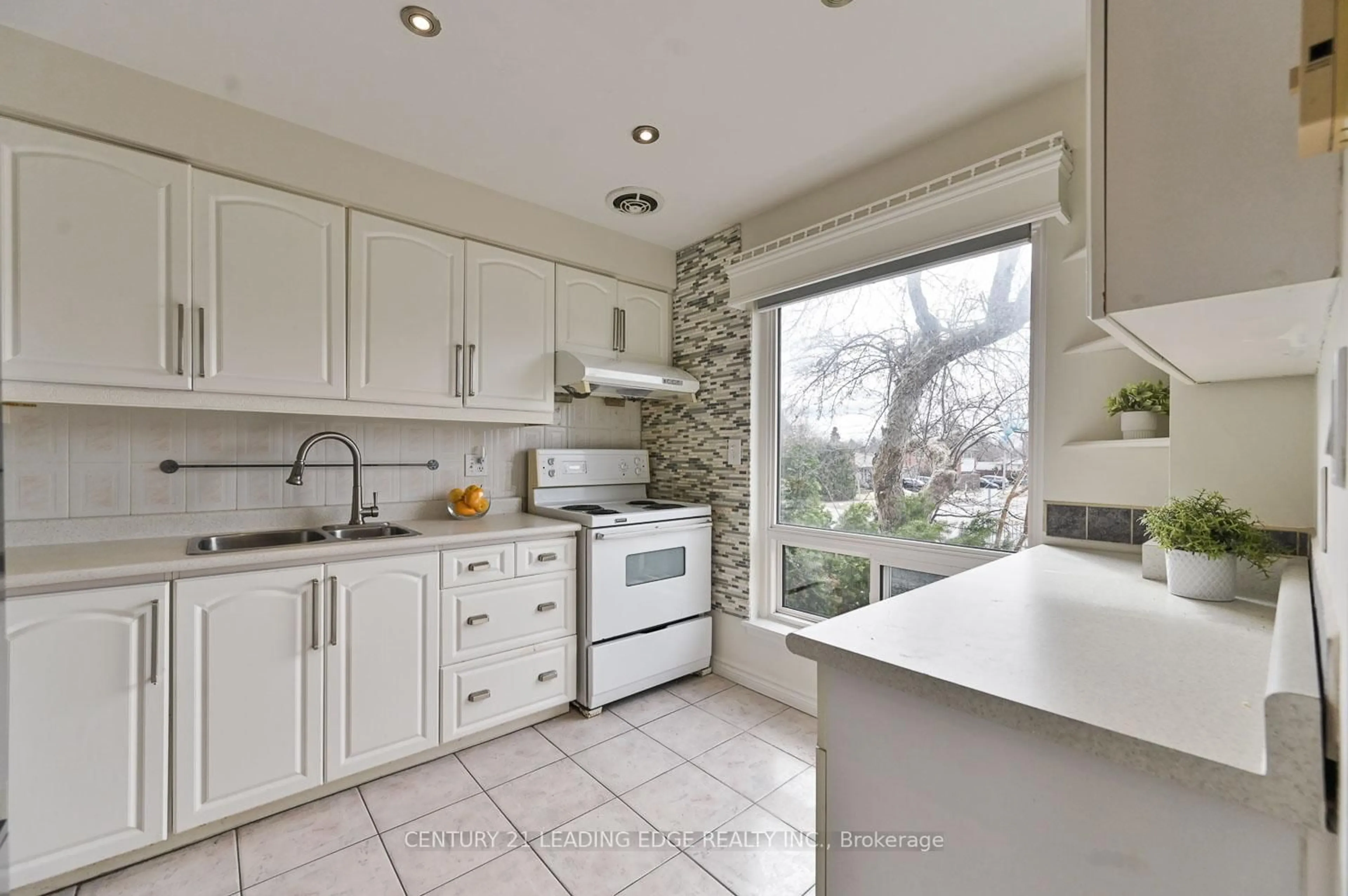 Unknown for 1 Wootten Way #15, Markham Ontario L3P 3H7